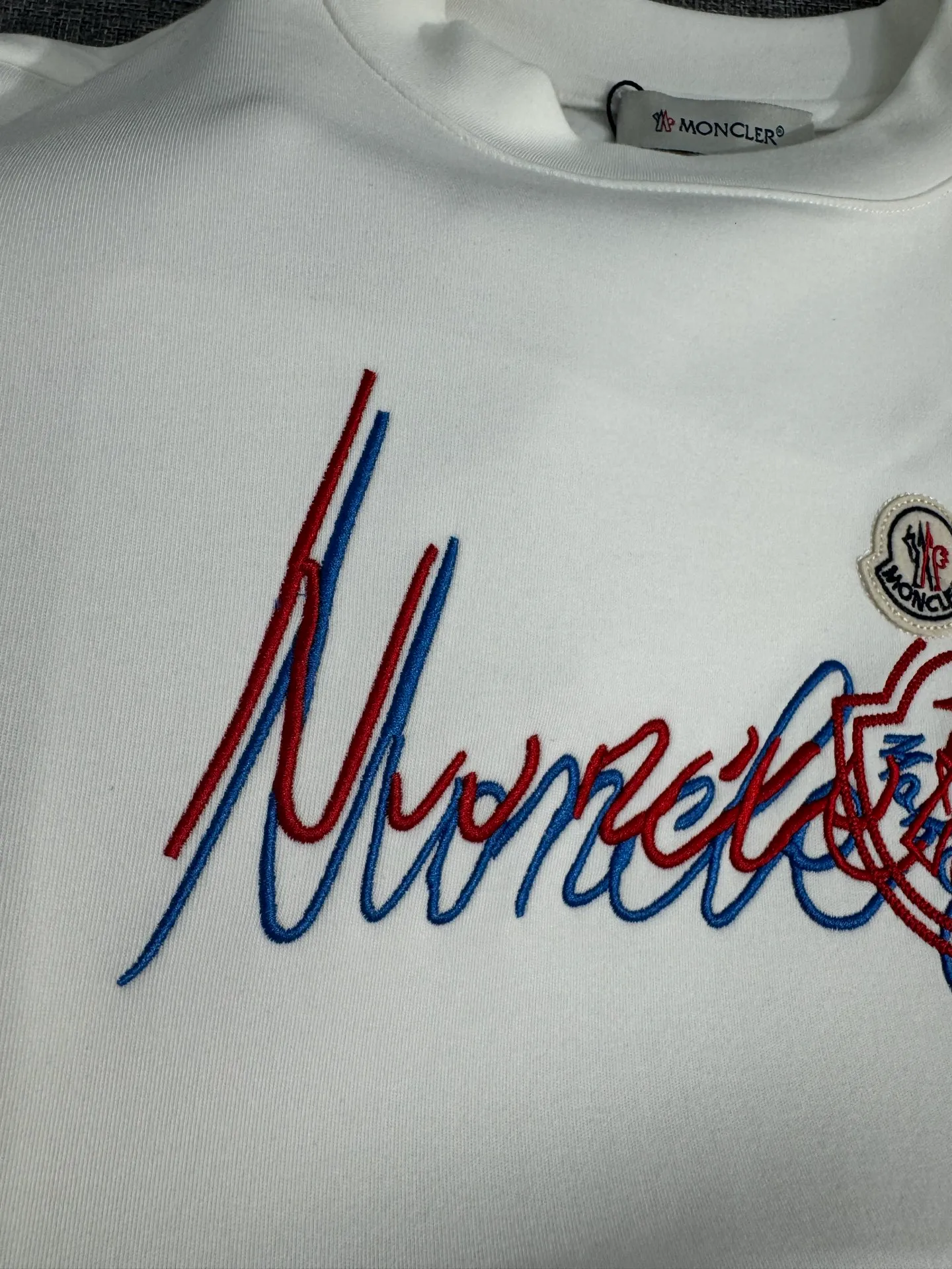 P310 Moncler half-high collar letter embroidered plus velvet long-sleeved bottoming shirt. The fabric is soft. Made of imported high-density double-sided stretch cotton fabric. Same style for men and women. Full details. Original pattern. Size: S-2XL.