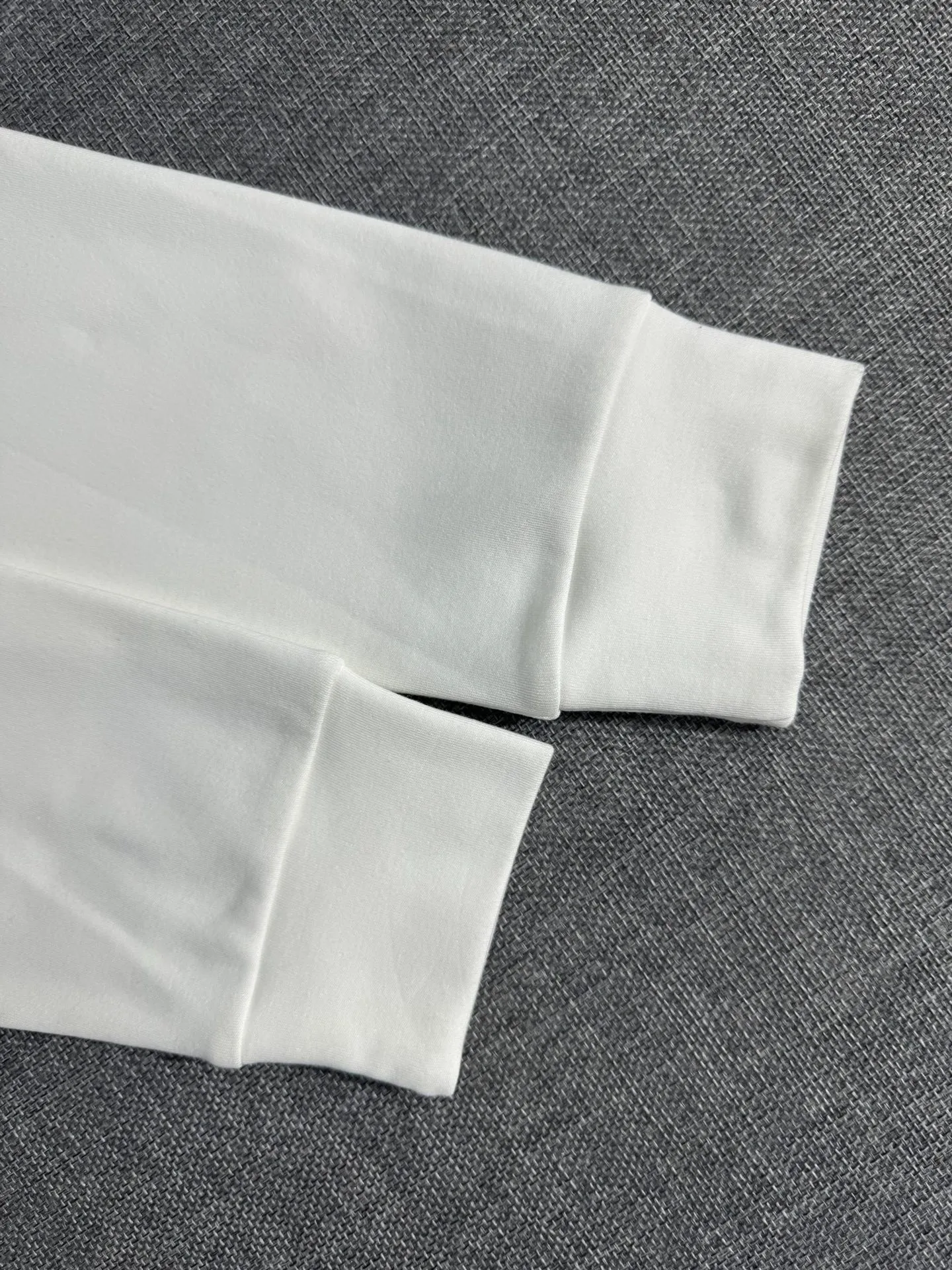 P310 Moncler half-high collar letter embroidered plus velvet long-sleeved bottoming shirt. The fabric is soft. Made of imported high-density double-sided stretch cotton fabric. Same style for men and women. Full details. Original pattern. Size: S-2XL.