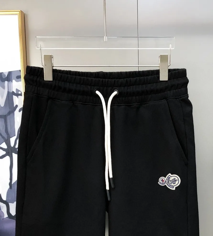 P230 Moncler SS new original men's casual shorts, the latest release on the official website of the counter ✨ High-end quality, simple, fashionable and elegant ✨ Classic logo LOGO design, customized original imported 100% cotton fabric, simple and elegant, versatile style, elegant and handsome upper body, brand new sense of sight! The details are all in place, no one is picky about the upper body, and you must pay for your own money. Size: S-XL (can wear up to 185 pounds, please state your height and weight when placing an order) Black Gray