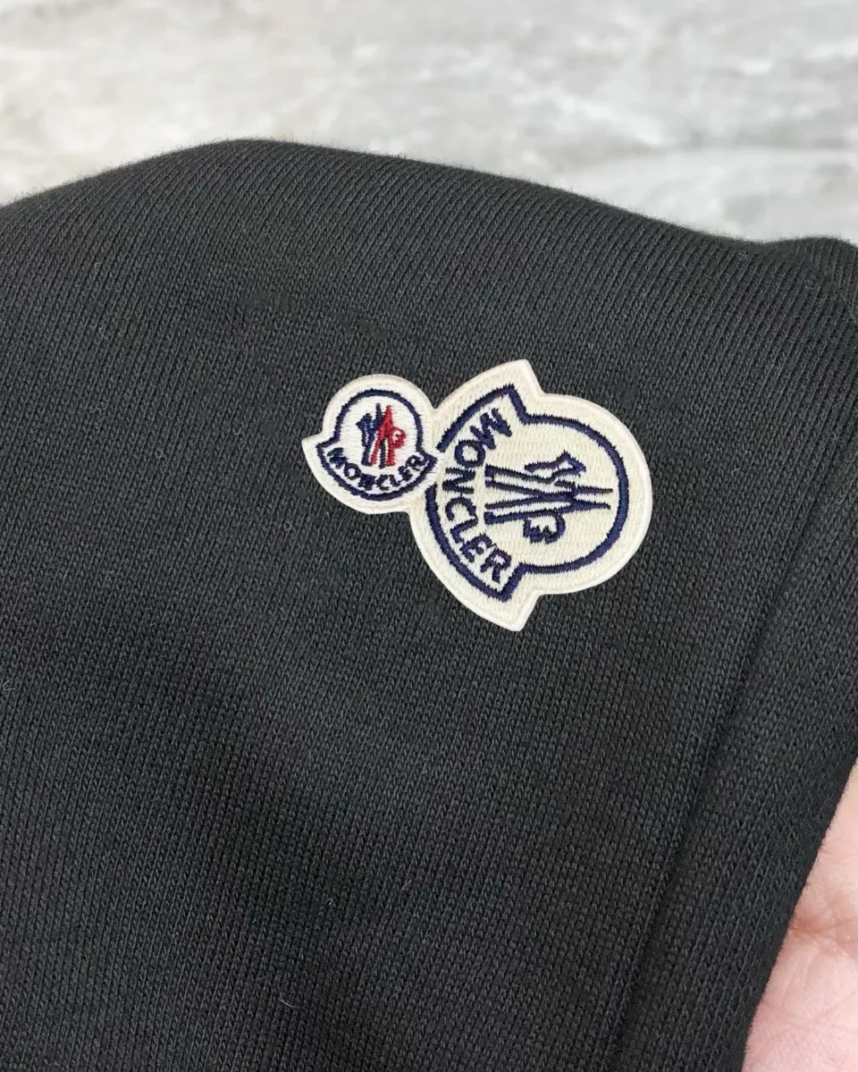P230 Moncler SS new original men's casual shorts, the latest release on the official website of the counter ✨ High-end quality, simple, fashionable and elegant ✨ Classic logo LOGO design, customized original imported 100% cotton fabric, simple and elegant, versatile style, elegant and handsome upper body, brand new sense of sight! The details are all in place, no one is picky about the upper body, and you must pay for your own money. Size: S-XL (can wear up to 185 pounds, please state your height and weight when placing an order) Black Gray