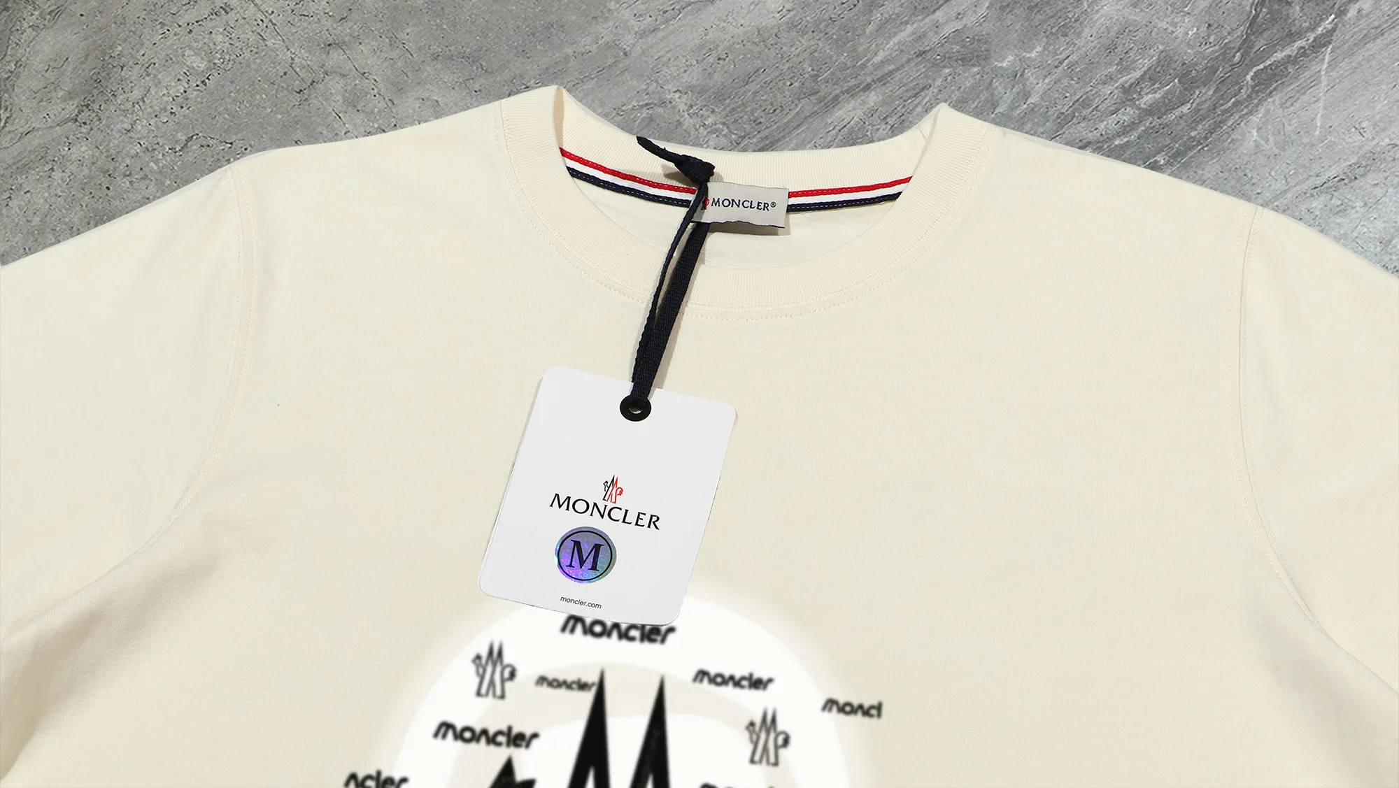 P210 High-version sweatshirt) [Long-term stock] 〖𝐌𝐎𝐍𝐂𝐋𝐄𝐑~Mask〗 Made of 440g heavy-weight fabric. It is different from the market currency. It can be matched with any variety and is properly handsome. 😎The whole dress is made of double waistcoats. The double waistcoats make the whole dress more three-dimensional. Not ordinary factories can do such fine work. 2025 Spring runway version of the T stage, on sale at the counter, round neck terry sweatshirt, high-end double-strand pure cotton, custom-made stretch ribs, dyed in the same vat, complete with three standards, matched with exquisite embroidered LOGO on the chest, simple and advanced, same style for men and women. Color: black, apricot, white, size: S M L XL 2XL