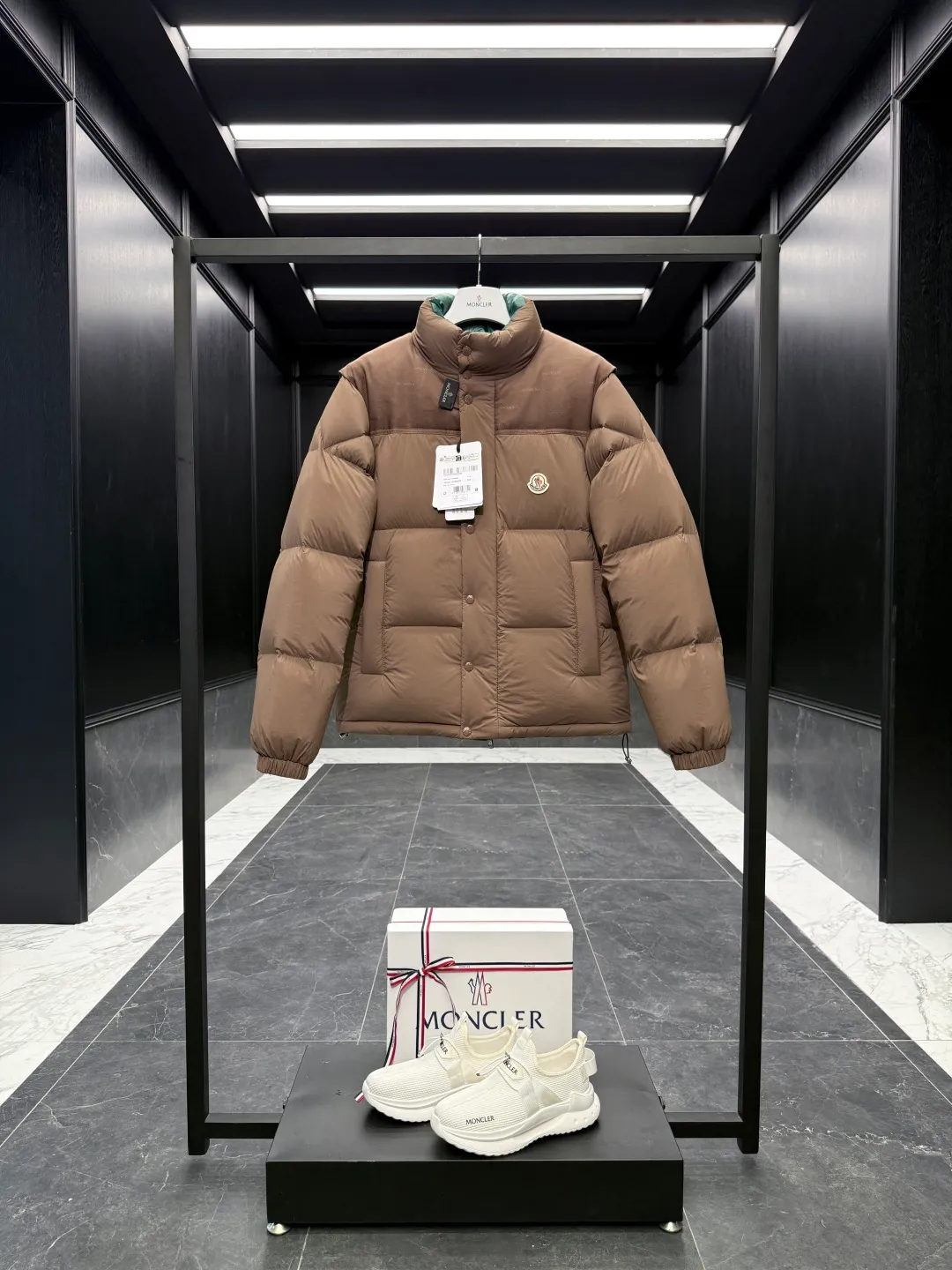 P1320 Premium down ⬆️Moncler Verone (variable styles) men's double-sided short down jacket. One piece of clothing, four styles. Reversible jacket/reversible vest. ⚠️Special-grade original weight version. 95 gooseneck filling. Original three colors 6w+ purchase and development. 0 color difference three-color push. Distinguish all low-end random versions in the market. Original replacement fabrics ➕ Original matching hardware. Feel free to compare across the entire network. 🎁The factory comes standard with a full set of counter gift box packaging. (Original airplane box, original shopping bag, original dust cover, original hanger, original thank you card, original ribbon, upgraded original oversized magnetic gift box.) The Moncler Verone men's double-sided down jacket is a new interpretation of the brand's iconic down jacket style, which can be transformed into various styles.  Moncler Verone reinterprets the classic down jacket from the 1980s. Fashionable and avant-garde, the double-sided design is equipped with detachable sleeves and can also be worn as a vest, allowing it to be transformed into various styles. Made of soft, tear-resistant matte-coated nylon on one side and glossy polyester on the other. This two-in-one style features logo canvas yoke and a drawstring hem for a comfortable fit. Details •Made from coated washed nylon •Polyester lining •Reversible fit •Down-filled ���Nylon canvas jacquard yoke •Removable sleeves •Reversible two-way loop zipper and snap-button closure •Reversible zip pockets •Elasticized drawstring hem •Synthetic material with topstitching and textile logo Size: 1-5 Black/Brown/Beige D00880