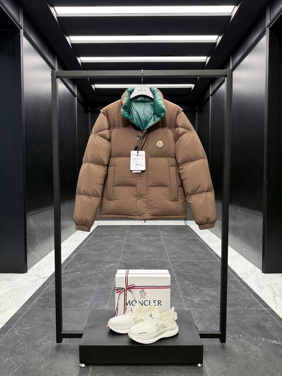 P1320 Premium down ⬆️Moncler Verone (variable styles) men's double-sided short down jacket. One piece of clothing, four styles. Reversible jacket/reversible vest. ⚠️Special-grade original weight version. 95 gooseneck filling. Original three colors 6w+ purchase and development. 0 color difference three-color push. Distinguish all low-end random versions in the market. Original replacement fabrics ➕ Original matching hardware. Feel free to compare across the entire network. 🎁The factory comes standard with a full set of counter gift box packaging. (Original airplane box, original shopping bag, original dust cover, original hanger, original thank you card, original ribbon, upgraded original oversized magnetic gift box.) The Moncler Verone men's double-sided down jacket is a new interpretation of the brand's iconic down jacket style, which can be transformed into various styles.  Moncler Verone reinterprets the classic down jacket from the 1980s. Fashionable and avant-garde, the double-sided design is equipped with detachable sleeves and can also be worn as a vest, allowing it to be transformed into various styles. Made of soft, tear-resistant matte-coated nylon on one side and glossy polyester on the other. This two-in-one style features logo canvas yoke and a drawstring hem for a comfortable fit. Details •Made from coated washed nylon •Polyester lining •Reversible fit •Down-filled ���Nylon canvas jacquard yoke •Removable sleeves •Reversible two-way loop zipper and snap-button closure •Reversible zip pockets •Elasticized drawstring hem •Synthetic material with topstitching and textile logo Size: 1-5 Black/Brown/Beige D00880