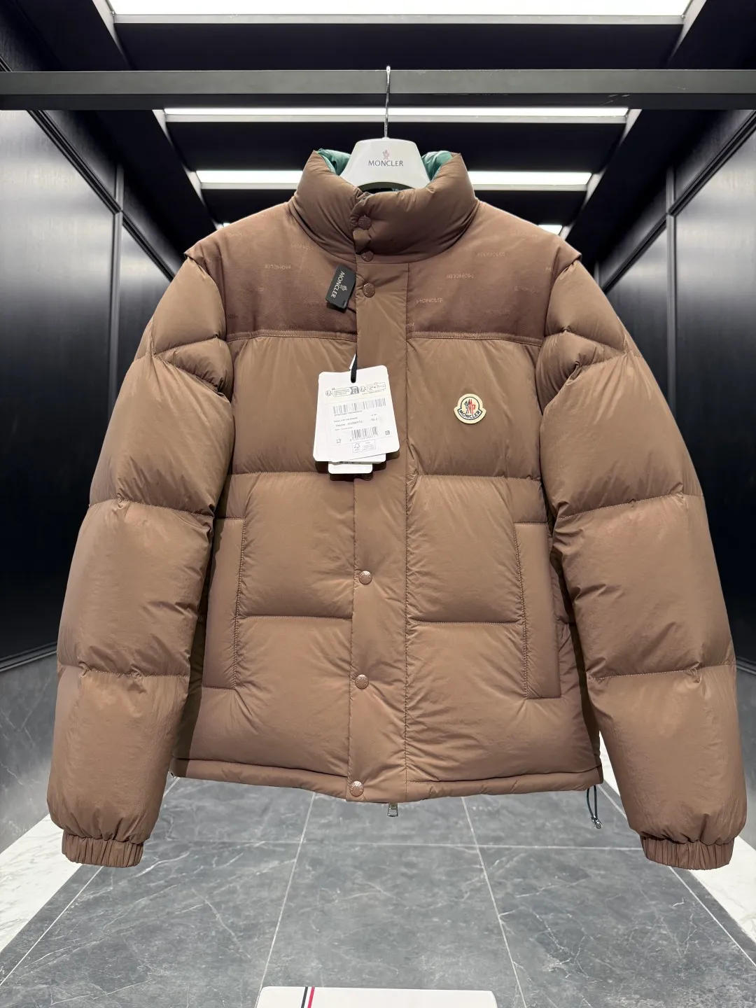 P1320 Premium down ⬆️Moncler Verone (variable styles) men's double-sided short down jacket. One piece of clothing, four styles. Reversible jacket/reversible vest. ⚠️Special-grade original weight version. 95 gooseneck filling. Original three colors 6w+ purchase and development. 0 color difference three-color push. Distinguish all low-end random versions in the market. Original replacement fabrics ➕ Original matching hardware. Feel free to compare across the entire network. 🎁The factory comes standard with a full set of counter gift box packaging. (Original airplane box, original shopping bag, original dust cover, original hanger, original thank you card, original ribbon, upgraded original oversized magnetic gift box.) The Moncler Verone men's double-sided down jacket is a new interpretation of the brand's iconic down jacket style, which can be transformed into various styles.  Moncler Verone reinterprets the classic down jacket from the 1980s. Fashionable and avant-garde, the double-sided design is equipped with detachable sleeves and can also be worn as a vest, allowing it to be transformed into various styles. Made of soft, tear-resistant matte-coated nylon on one side and glossy polyester on the other. This two-in-one style features logo canvas yoke and a drawstring hem for a comfortable fit. Details •Made from coated washed nylon •Polyester lining •Reversible fit •Down-filled ���Nylon canvas jacquard yoke •Removable sleeves •Reversible two-way loop zipper and snap-button closure •Reversible zip pockets •Elasticized drawstring hem •Synthetic material with topstitching and textile logo Size: 1-5 Black/Brown/Beige D00880