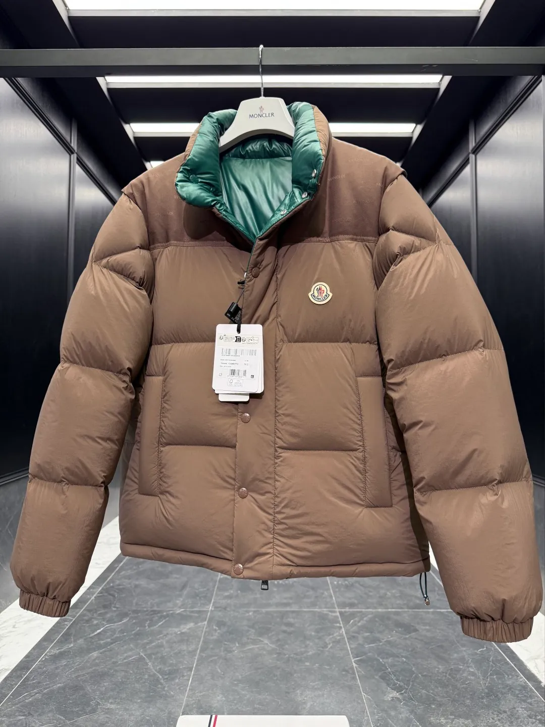 P1320 Premium down ⬆️Moncler Verone (variable styles) men's double-sided short down jacket. One piece of clothing, four styles. Reversible jacket/reversible vest. ⚠️Special-grade original weight version. 95 gooseneck filling. Original three colors 6w+ purchase and development. 0 color difference three-color push. Distinguish all low-end random versions in the market. Original replacement fabrics ➕ Original matching hardware. Feel free to compare across the entire network. 🎁The factory comes standard with a full set of counter gift box packaging. (Original airplane box, original shopping bag, original dust cover, original hanger, original thank you card, original ribbon, upgraded original oversized magnetic gift box.) The Moncler Verone men's double-sided down jacket is a new interpretation of the brand's iconic down jacket style, which can be transformed into various styles.  Moncler Verone reinterprets the classic down jacket from the 1980s. Fashionable and avant-garde, the double-sided design is equipped with detachable sleeves and can also be worn as a vest, allowing it to be transformed into various styles. Made of soft, tear-resistant matte-coated nylon on one side and glossy polyester on the other. This two-in-one style features logo canvas yoke and a drawstring hem for a comfortable fit. Details •Made from coated washed nylon •Polyester lining •Reversible fit •Down-filled ���Nylon canvas jacquard yoke •Removable sleeves •Reversible two-way loop zipper and snap-button closure •Reversible zip pockets •Elasticized drawstring hem •Synthetic material with topstitching and textile logo Size: 1-5 Black/Brown/Beige D00880