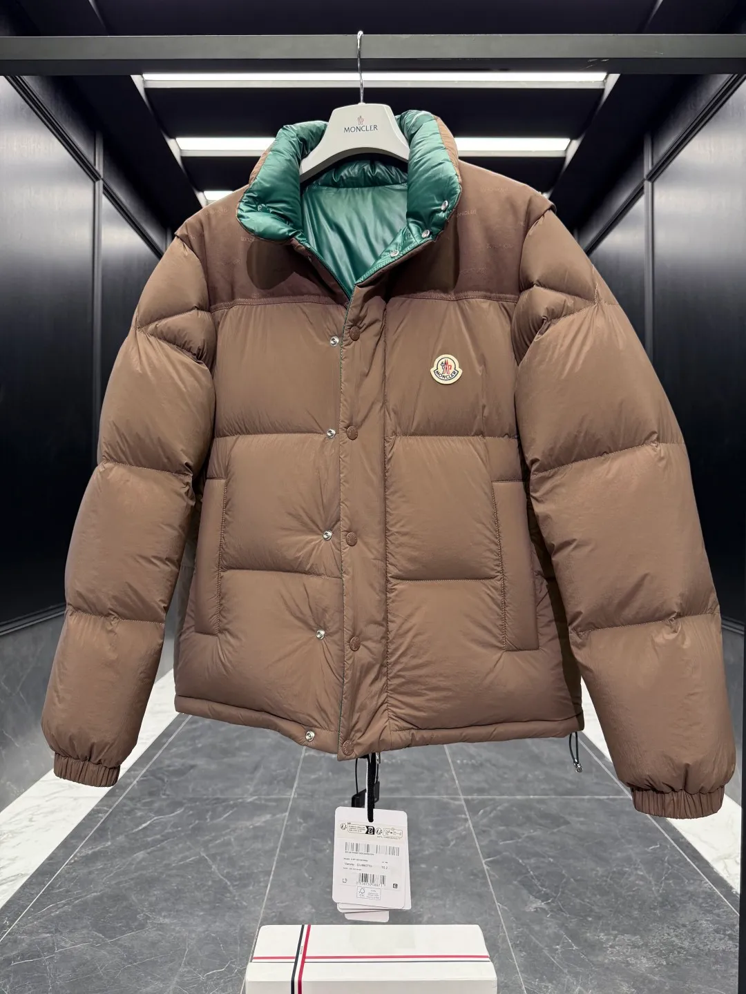 P1320 Premium down ⬆️Moncler Verone (variable styles) men's double-sided short down jacket. One piece of clothing, four styles. Reversible jacket/reversible vest. ⚠️Special-grade original weight version. 95 gooseneck filling. Original three colors 6w+ purchase and development. 0 color difference three-color push. Distinguish all low-end random versions in the market. Original replacement fabrics ➕ Original matching hardware. Feel free to compare across the entire network. 🎁The factory comes standard with a full set of counter gift box packaging. (Original airplane box, original shopping bag, original dust cover, original hanger, original thank you card, original ribbon, upgraded original oversized magnetic gift box.) The Moncler Verone men's double-sided down jacket is a new interpretation of the brand's iconic down jacket style, which can be transformed into various styles.  Moncler Verone reinterprets the classic down jacket from the 1980s. Fashionable and avant-garde, the double-sided design is equipped with detachable sleeves and can also be worn as a vest, allowing it to be transformed into various styles. Made of soft, tear-resistant matte-coated nylon on one side and glossy polyester on the other. This two-in-one style features logo canvas yoke and a drawstring hem for a comfortable fit. Details •Made from coated washed nylon •Polyester lining •Reversible fit •Down-filled ���Nylon canvas jacquard yoke •Removable sleeves •Reversible two-way loop zipper and snap-button closure •Reversible zip pockets •Elasticized drawstring hem •Synthetic material with topstitching and textile logo Size: 1-5 Black/Brown/Beige D00880