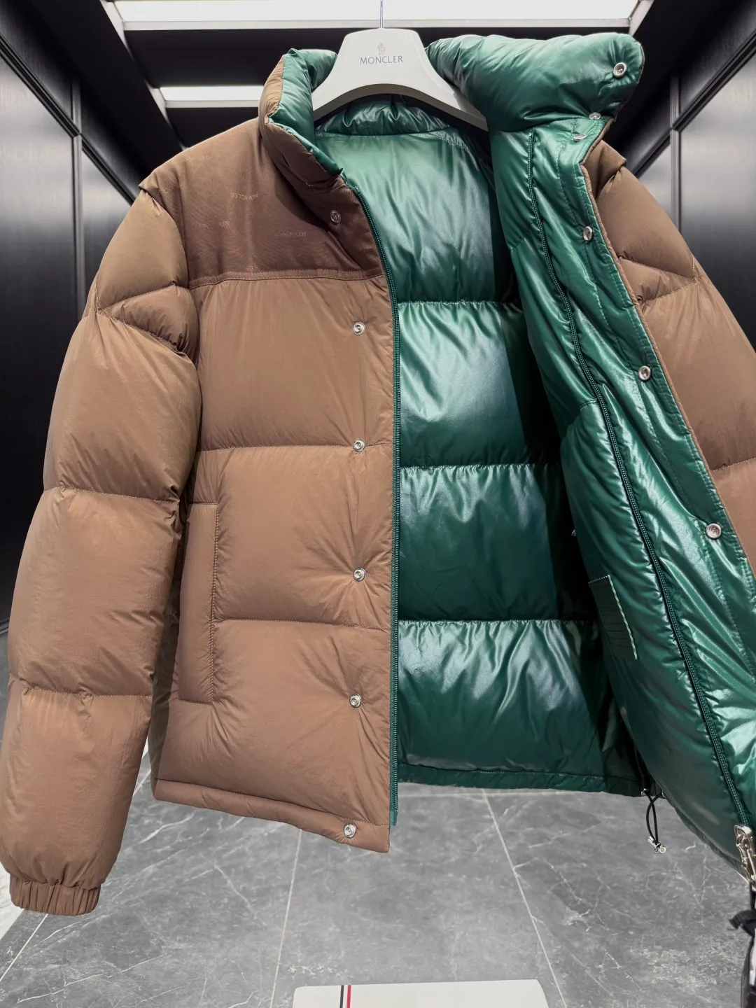 P1320 Premium down ⬆️Moncler Verone (variable styles) men's double-sided short down jacket. One piece of clothing, four styles. Reversible jacket/reversible vest. ⚠️Special-grade original weight version. 95 gooseneck filling. Original three colors 6w+ purchase and development. 0 color difference three-color push. Distinguish all low-end random versions in the market. Original replacement fabrics ➕ Original matching hardware. Feel free to compare across the entire network. 🎁The factory comes standard with a full set of counter gift box packaging. (Original airplane box, original shopping bag, original dust cover, original hanger, original thank you card, original ribbon, upgraded original oversized magnetic gift box.) The Moncler Verone men's double-sided down jacket is a new interpretation of the brand's iconic down jacket style, which can be transformed into various styles.  Moncler Verone reinterprets the classic down jacket from the 1980s. Fashionable and avant-garde, the double-sided design is equipped with detachable sleeves and can also be worn as a vest, allowing it to be transformed into various styles. Made of soft, tear-resistant matte-coated nylon on one side and glossy polyester on the other. This two-in-one style features logo canvas yoke and a drawstring hem for a comfortable fit. Details •Made from coated washed nylon •Polyester lining •Reversible fit •Down-filled ���Nylon canvas jacquard yoke •Removable sleeves •Reversible two-way loop zipper and snap-button closure •Reversible zip pockets •Elasticized drawstring hem •Synthetic material with topstitching and textile logo Size: 1-5 Black/Brown/Beige D00880