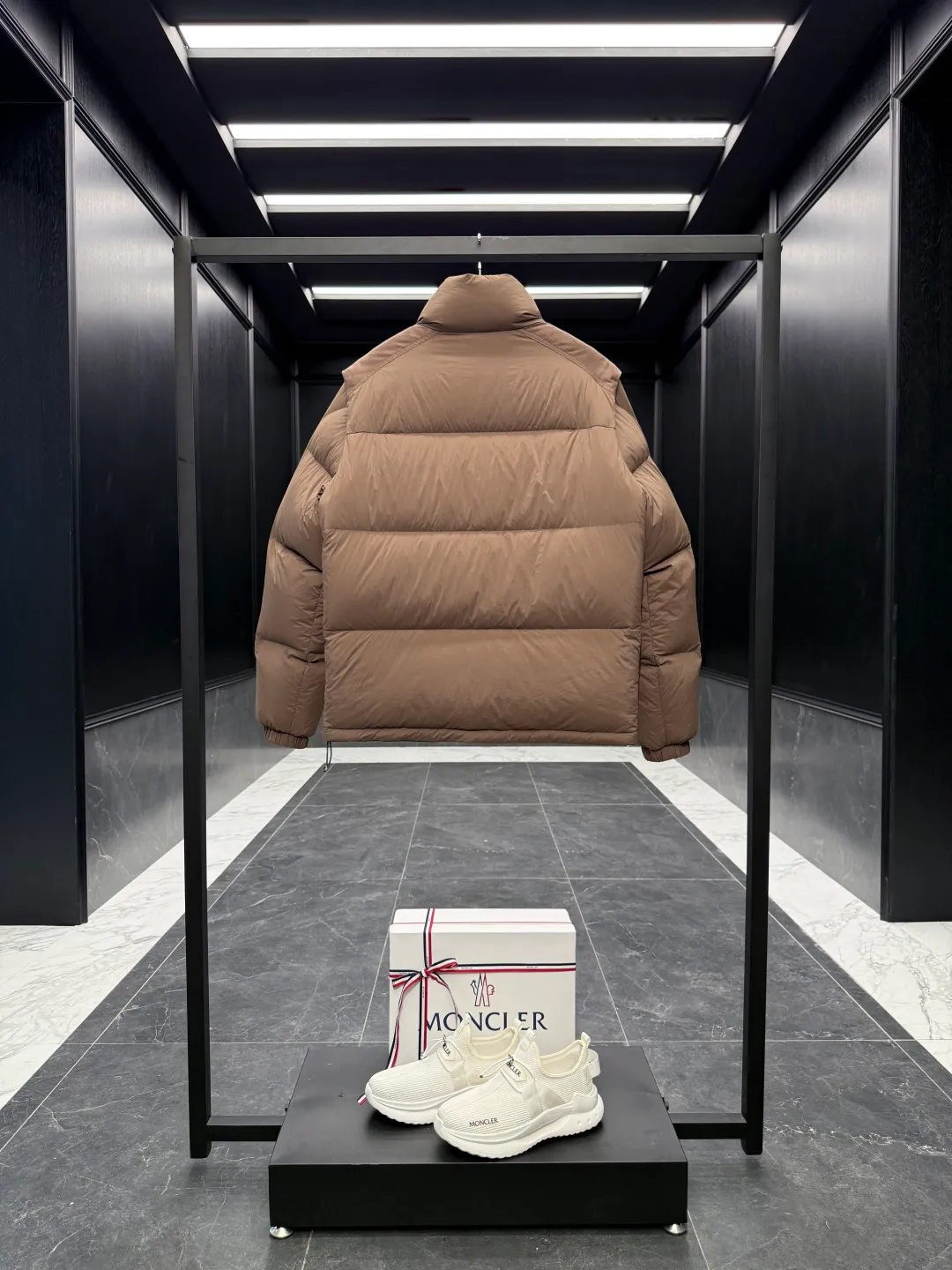 P1320 Premium down ⬆️Moncler Verone (variable styles) men's double-sided short down jacket. One piece of clothing, four styles. Reversible jacket/reversible vest. ⚠️Special-grade original weight version. 95 gooseneck filling. Original three colors 6w+ purchase and development. 0 color difference three-color push. Distinguish all low-end random versions in the market. Original replacement fabrics ➕ Original matching hardware. Feel free to compare across the entire network. 🎁The factory comes standard with a full set of counter gift box packaging. (Original airplane box, original shopping bag, original dust cover, original hanger, original thank you card, original ribbon, upgraded original oversized magnetic gift box.) The Moncler Verone men's double-sided down jacket is a new interpretation of the brand's iconic down jacket style, which can be transformed into various styles.  Moncler Verone reinterprets the classic down jacket from the 1980s. Fashionable and avant-garde, the double-sided design is equipped with detachable sleeves and can also be worn as a vest, allowing it to be transformed into various styles. Made of soft, tear-resistant matte-coated nylon on one side and glossy polyester on the other. This two-in-one style features logo canvas yoke and a drawstring hem for a comfortable fit. Details •Made from coated washed nylon •Polyester lining •Reversible fit •Down-filled ���Nylon canvas jacquard yoke •Removable sleeves •Reversible two-way loop zipper and snap-button closure •Reversible zip pockets •Elasticized drawstring hem •Synthetic material with topstitching and textile logo Size: 1-5 Black/Brown/Beige D00880