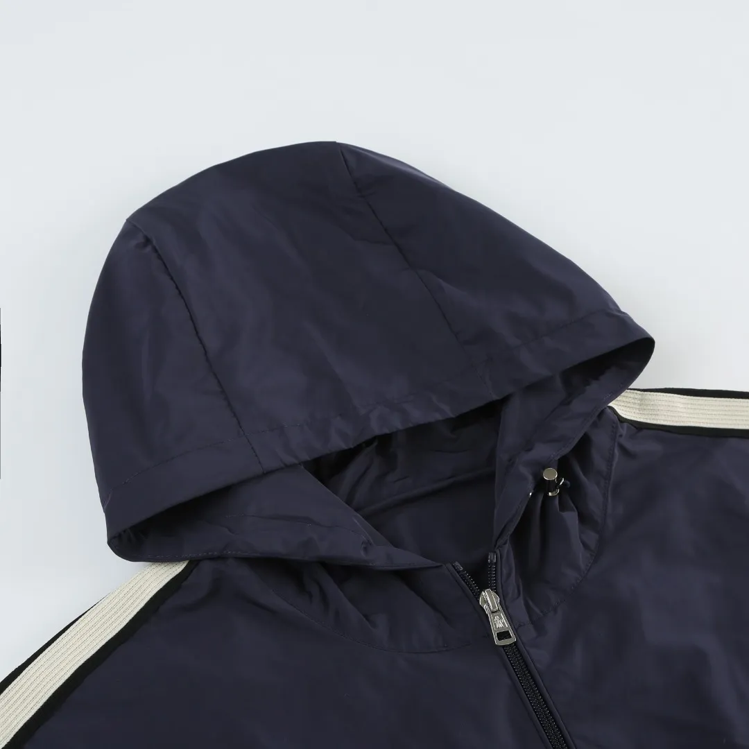 P540 MONCLER web-trimmed lightweight jacket Fabric selection: 100% polyester fiber is used to create a tough protective outer layer. It is known for its excellent tear resistance and wear resistance. It can quickly return to flatness during wearing and maintain the crisp and stylish appearance of the clothing for a long time. At the same time, it is not easy to deform after being washed for a long time.   Features: Two different colored decorative strips added to the center part of the sleeves. This design element can not only add visual highlights to clothing, making it more fashionable and unique. Craftsmanship: The webbing is precisely positioned along the cuffs to the seam of the collar and hat to ensure symmetry and overall smoothness. Before actual sewing, use very fine basting stitches for pre-fixing. This step is crucial to prevent the webbing from slipping, twisting, or wrinkling during sewing and ensuring that the final stitch is straight and perfect.  Accessories: 1:1 customized zipper puller, 1:1 customized buttons with logo, 1:1 customized hood drawstring elastic buckle SIZE: 1 2 3 4