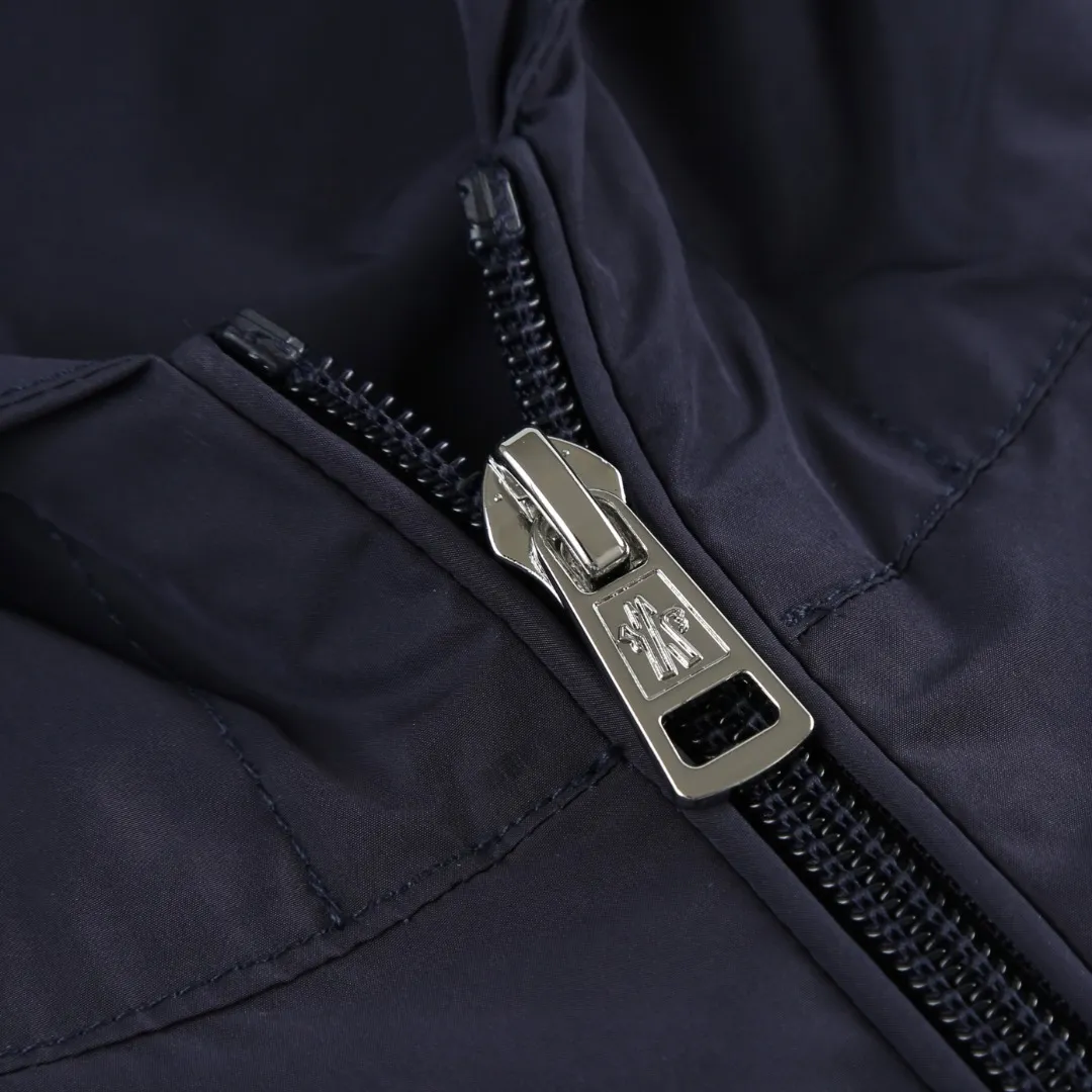 P540 MONCLER web-trimmed lightweight jacket Fabric selection: 100% polyester fiber is used to create a tough protective outer layer. It is known for its excellent tear resistance and wear resistance. It can quickly return to flatness during wearing and maintain the crisp and stylish appearance of the clothing for a long time. At the same time, it is not easy to deform after being washed for a long time.   Features: Two different colored decorative strips added to the center part of the sleeves. This design element can not only add visual highlights to clothing, making it more fashionable and unique. Craftsmanship: The webbing is precisely positioned along the cuffs to the seam of the collar and hat to ensure symmetry and overall smoothness. Before actual sewing, use very fine basting stitches for pre-fixing. This step is crucial to prevent the webbing from slipping, twisting, or wrinkling during sewing and ensuring that the final stitch is straight and perfect.  Accessories: 1:1 customized zipper puller, 1:1 customized buttons with logo, 1:1 customized hood drawstring elastic buckle SIZE: 1 2 3 4