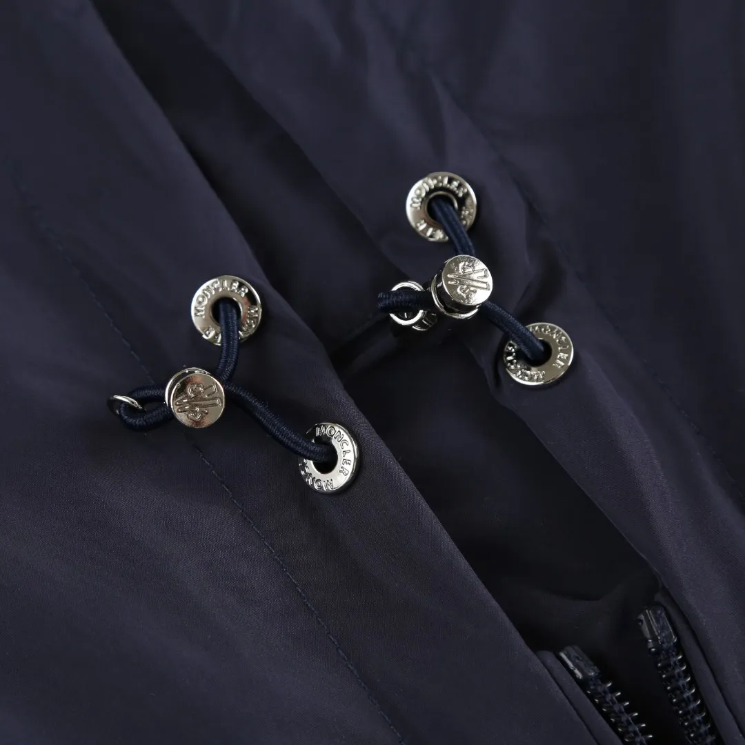 P540 MONCLER web-trimmed lightweight jacket Fabric selection: 100% polyester fiber is used to create a tough protective outer layer. It is known for its excellent tear resistance and wear resistance. It can quickly return to flatness during wearing and maintain the crisp and stylish appearance of the clothing for a long time. At the same time, it is not easy to deform after being washed for a long time.   Features: Two different colored decorative strips added to the center part of the sleeves. This design element can not only add visual highlights to clothing, making it more fashionable and unique. Craftsmanship: The webbing is precisely positioned along the cuffs to the seam of the collar and hat to ensure symmetry and overall smoothness. Before actual sewing, use very fine basting stitches for pre-fixing. This step is crucial to prevent the webbing from slipping, twisting, or wrinkling during sewing and ensuring that the final stitch is straight and perfect.  Accessories: 1:1 customized zipper puller, 1:1 customized buttons with logo, 1:1 customized hood drawstring elastic buckle SIZE: 1 2 3 4