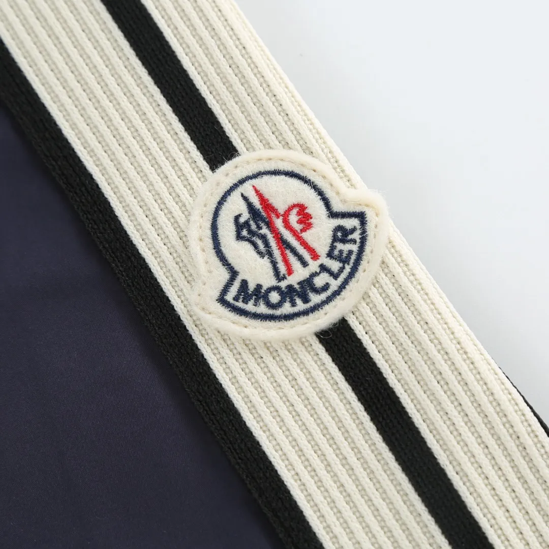 P540 MONCLER web-trimmed lightweight jacket Fabric selection: 100% polyester fiber is used to create a tough protective outer layer. It is known for its excellent tear resistance and wear resistance. It can quickly return to flatness during wearing and maintain the crisp and stylish appearance of the clothing for a long time. At the same time, it is not easy to deform after being washed for a long time.   Features: Two different colored decorative strips added to the center part of the sleeves. This design element can not only add visual highlights to clothing, making it more fashionable and unique. Craftsmanship: The webbing is precisely positioned along the cuffs to the seam of the collar and hat to ensure symmetry and overall smoothness. Before actual sewing, use very fine basting stitches for pre-fixing. This step is crucial to prevent the webbing from slipping, twisting, or wrinkling during sewing and ensuring that the final stitch is straight and perfect.  Accessories: 1:1 customized zipper puller, 1:1 customized buttons with logo, 1:1 customized hood drawstring elastic buckle SIZE: 1 2 3 4