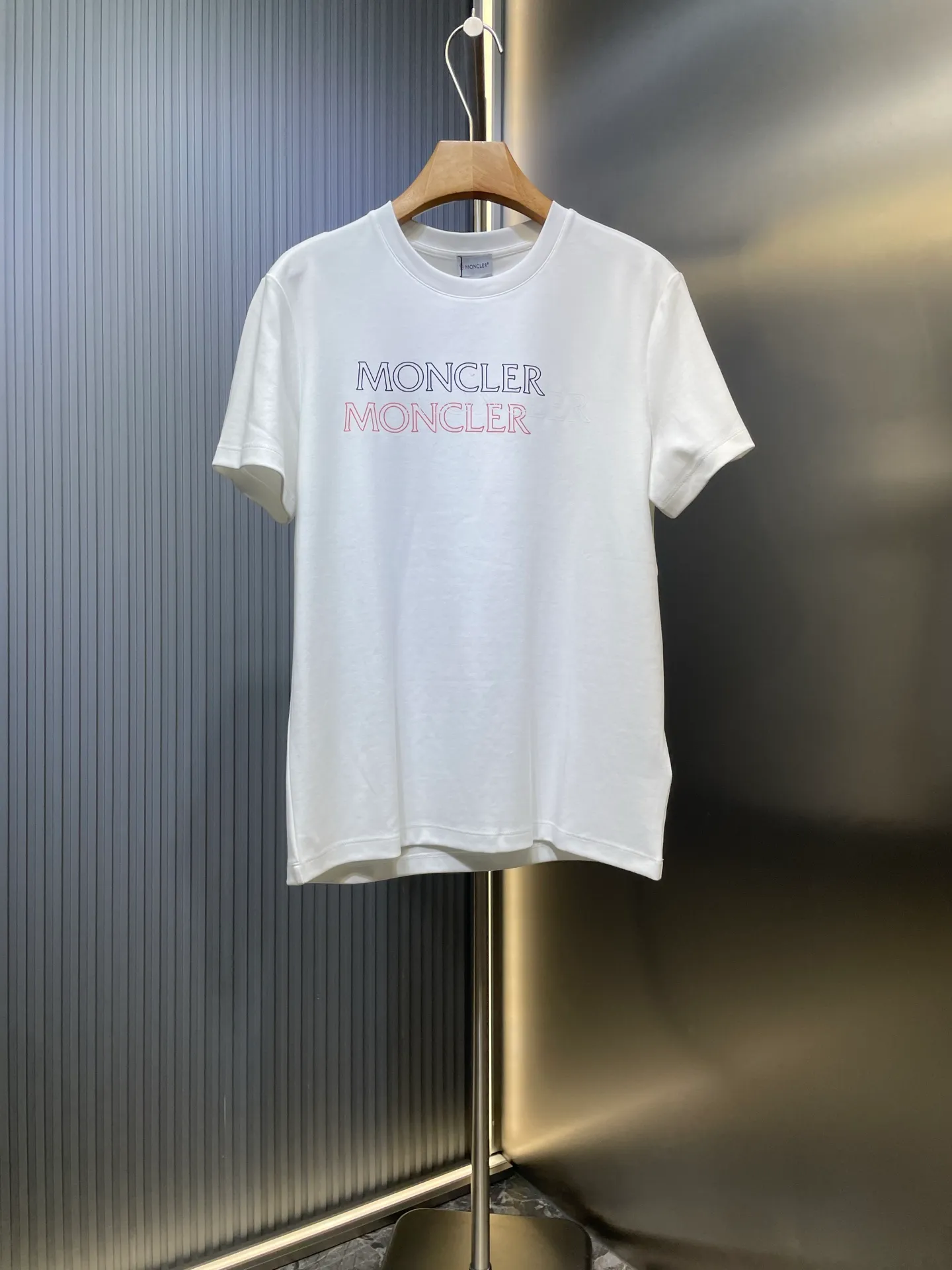 P280 moncler 🌟 2025 early autumn new thick three-color hollow printed short-sleeved T-shirt; customized 260g high-density water-soft cotton fabric, with strong warmth retention and added anti-static technology. The three-color dislocated hollow printed pattern design on the chest is not too exaggerated. The simple and clear three-color contrasting design can better reflect the model of art! Complete with three standards size: s-xxxl