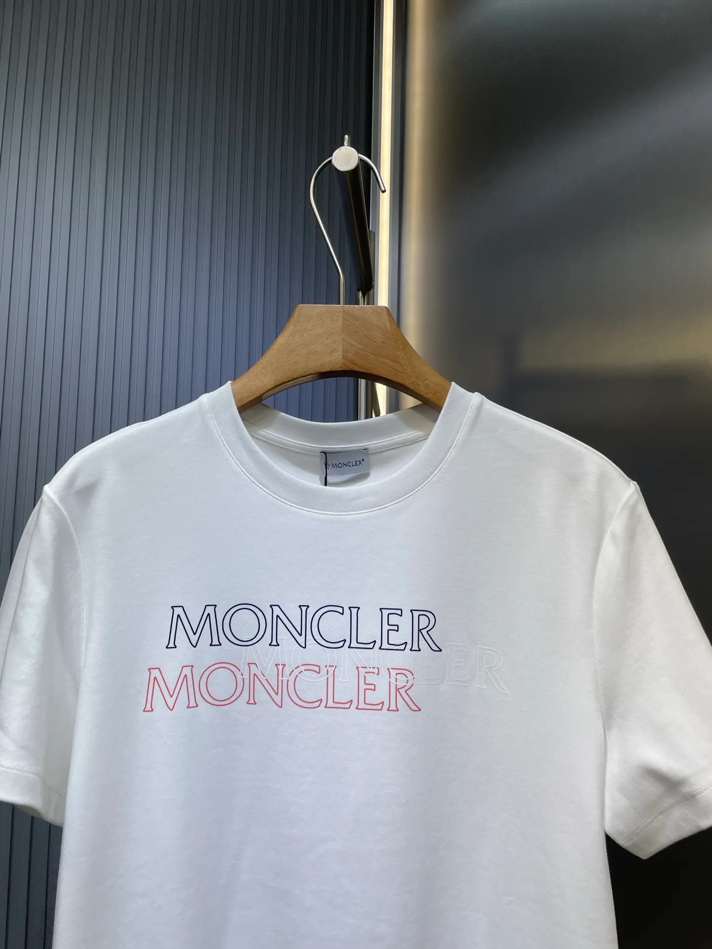 P280 moncler 🌟 2025 early autumn new thick three-color hollow printed short-sleeved T-shirt; customized 260g high-density water-soft cotton fabric, with strong warmth retention and added anti-static technology. The three-color dislocated hollow printed pattern design on the chest is not too exaggerated. The simple and clear three-color contrasting design can better reflect the model of art! Complete with three standards size: s-xxxl