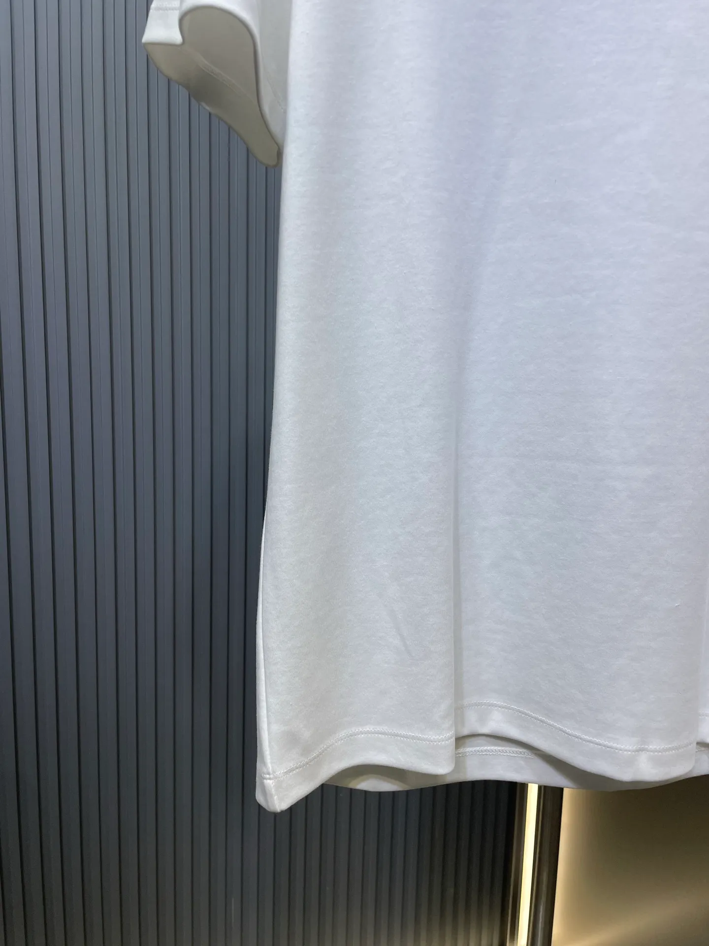 P280 moncler 🌟 2025 early autumn new thick three-color hollow printed short-sleeved T-shirt; customized 260g high-density water-soft cotton fabric, with strong warmth retention and added anti-static technology. The three-color dislocated hollow printed pattern design on the chest is not too exaggerated. The simple and clear three-color contrasting design can better reflect the model of art! Complete with three standards size: s-xxxl