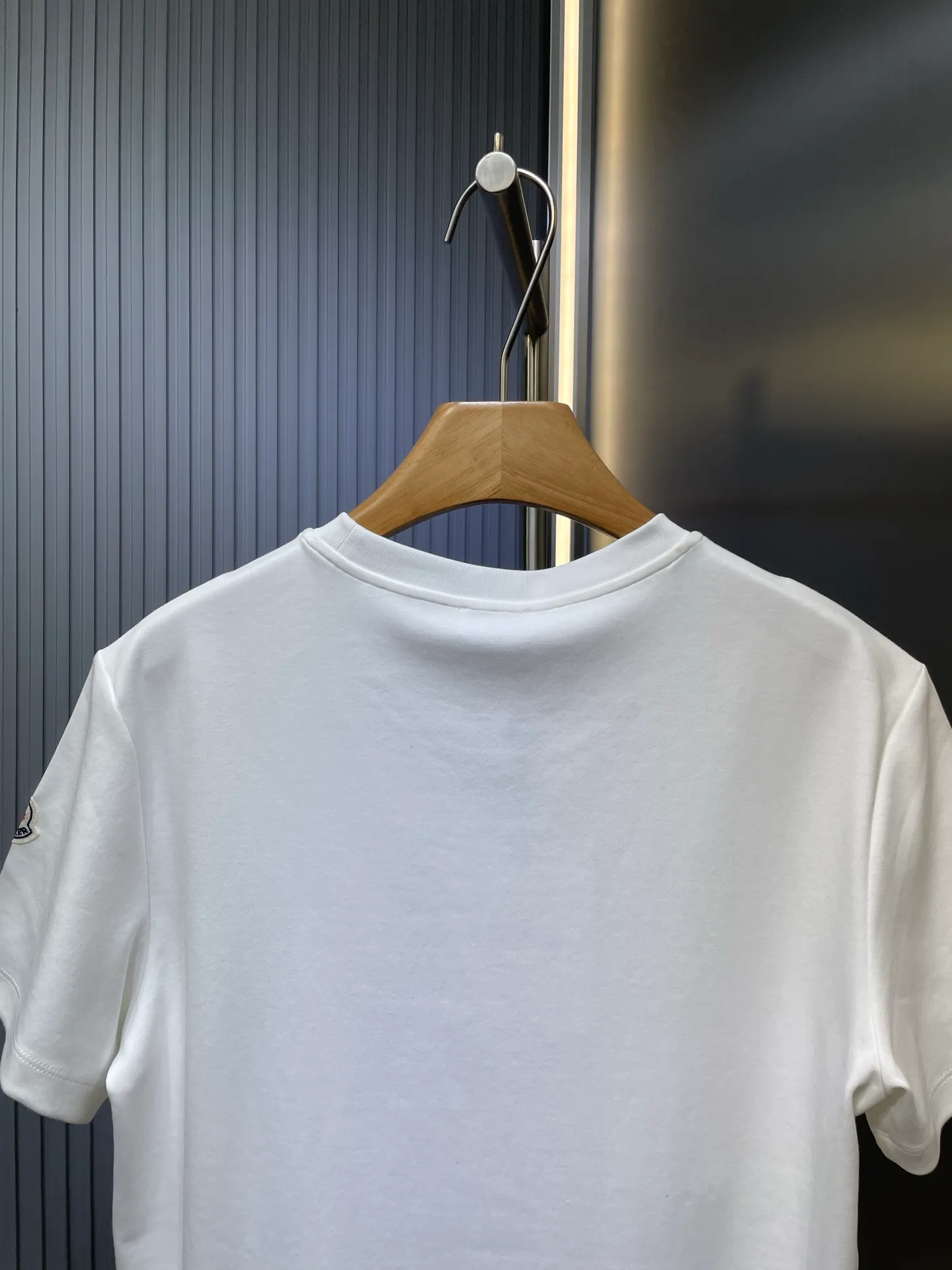 P280 moncler 🌟 2025 early autumn new thick three-color hollow printed short-sleeved T-shirt; customized 260g high-density water-soft cotton fabric, with strong warmth retention and added anti-static technology. The three-color dislocated hollow printed pattern design on the chest is not too exaggerated. The simple and clear three-color contrasting design can better reflect the model of art! Complete with three standards size: s-xxxl