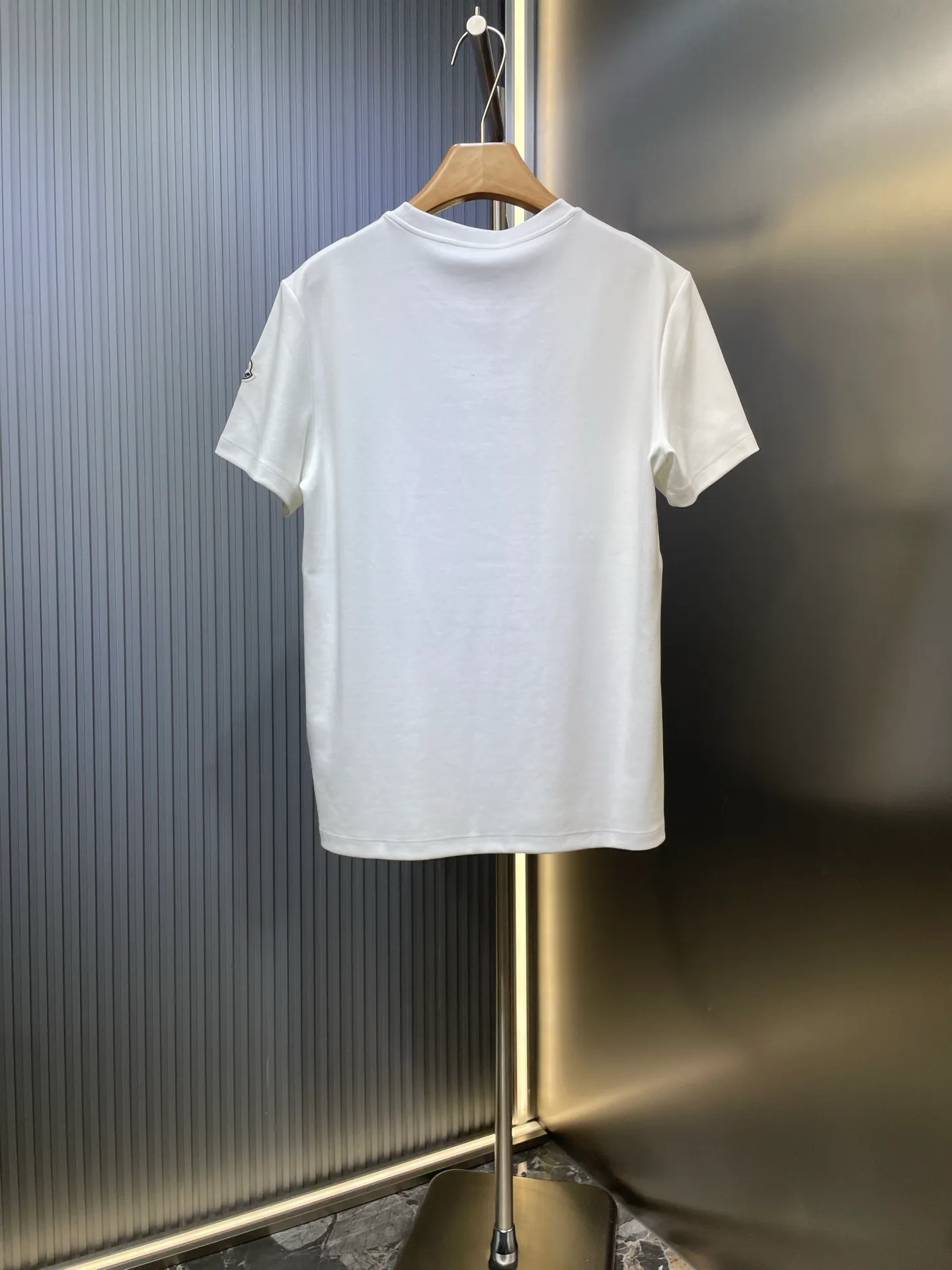 P280 moncler 🌟 2025 early autumn new thick three-color hollow printed short-sleeved T-shirt; customized 260g high-density water-soft cotton fabric, with strong warmth retention and added anti-static technology. The three-color dislocated hollow printed pattern design on the chest is not too exaggerated. The simple and clear three-color contrasting design can better reflect the model of art! Complete with three standards size: s-xxxl