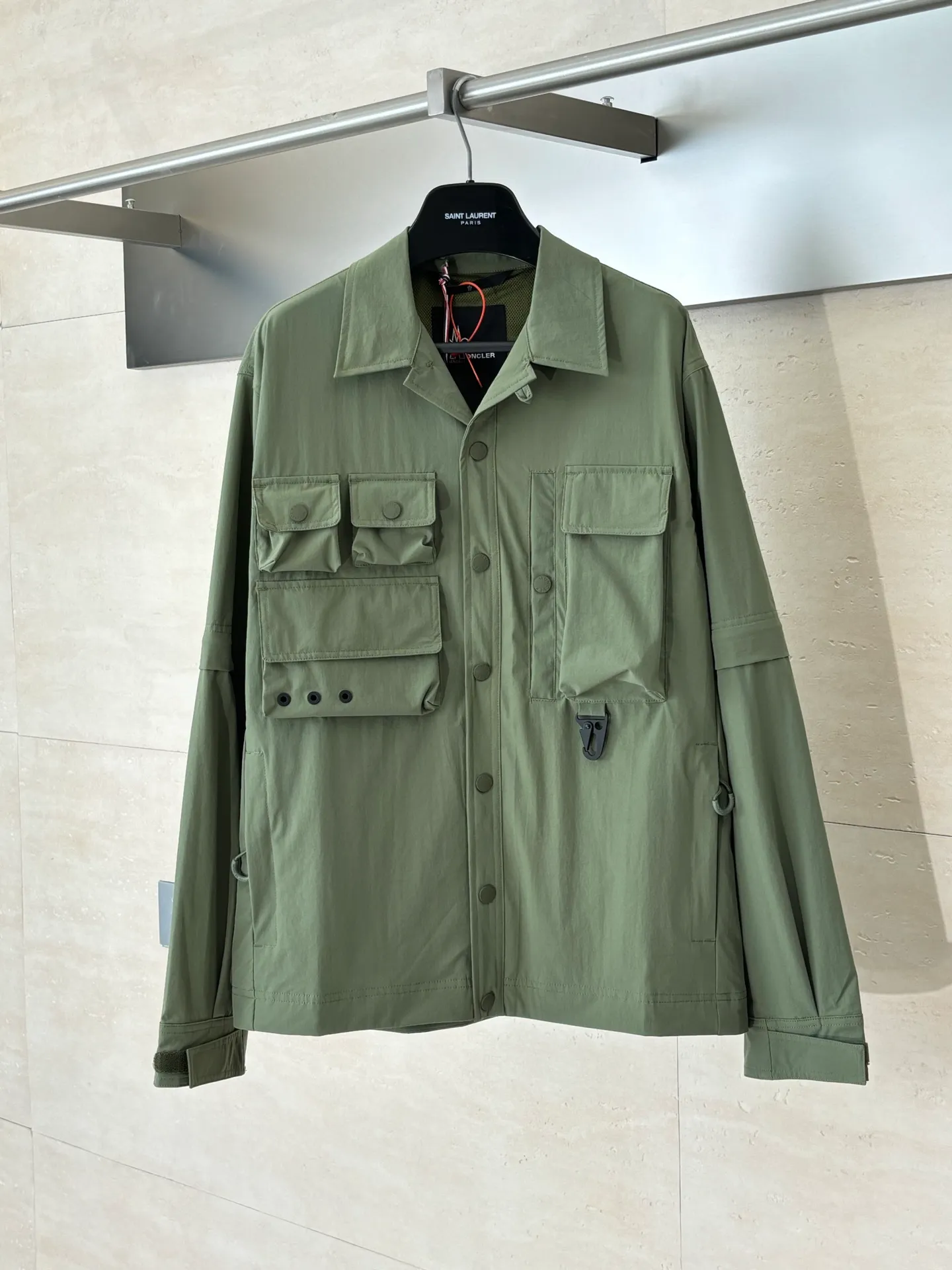 P650 Moncle*/Mask Grenoble functional outdoor zippered jacket with adjustable sleeves. Custom-dyed double-stretch mercerized poplin. Custom-dyed soft mesh pongee. Excellent texture. Comfortable and close to the skin. Dark green inspired by plant texture. The color is taken from sage leaves soaked in morning dew. Precise narrative of functional pocket system. Functional and aesthetic balance. Iconic Moncler logo appears on the sleeves, fully recognizable. The triangular logo of the same color is hidden into the fabric texture like a mark in the undercurrent of the deep sea. It is extremely invisible and visible. The detachable sleeve design allows for diversified outfits. Size: 1/2/3/4