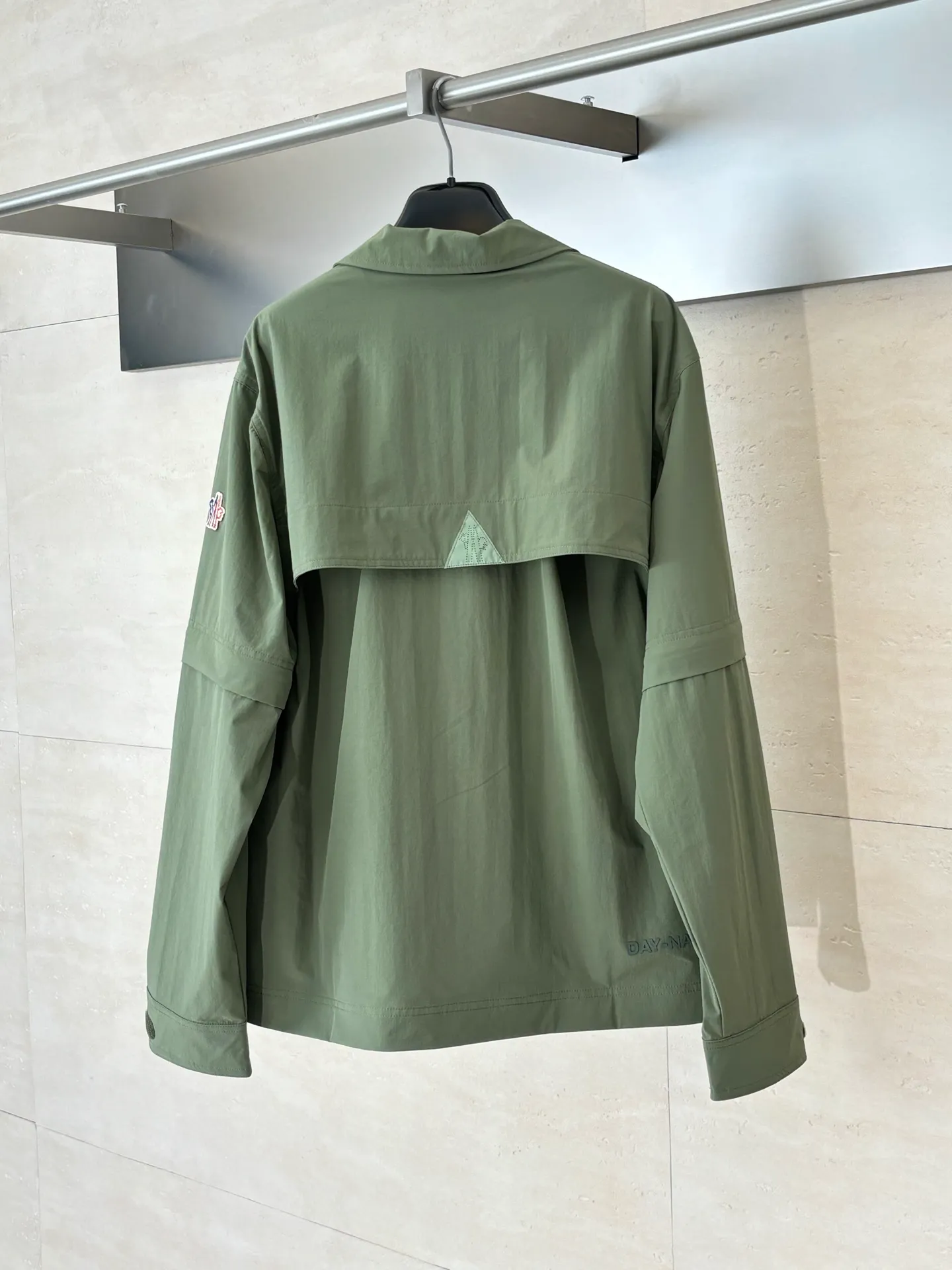 P650 Moncle*/Mask Grenoble functional outdoor zippered jacket with adjustable sleeves. Custom-dyed double-stretch mercerized poplin. Custom-dyed soft mesh pongee. Excellent texture. Comfortable and close to the skin. Dark green inspired by plant texture. The color is taken from sage leaves soaked in morning dew. Precise narrative of functional pocket system. Functional and aesthetic balance. Iconic Moncler logo appears on the sleeves, fully recognizable. The triangular logo of the same color is hidden into the fabric texture like a mark in the undercurrent of the deep sea. It is extremely invisible and visible. The detachable sleeve design allows for diversified outfits. Size: 1/2/3/4