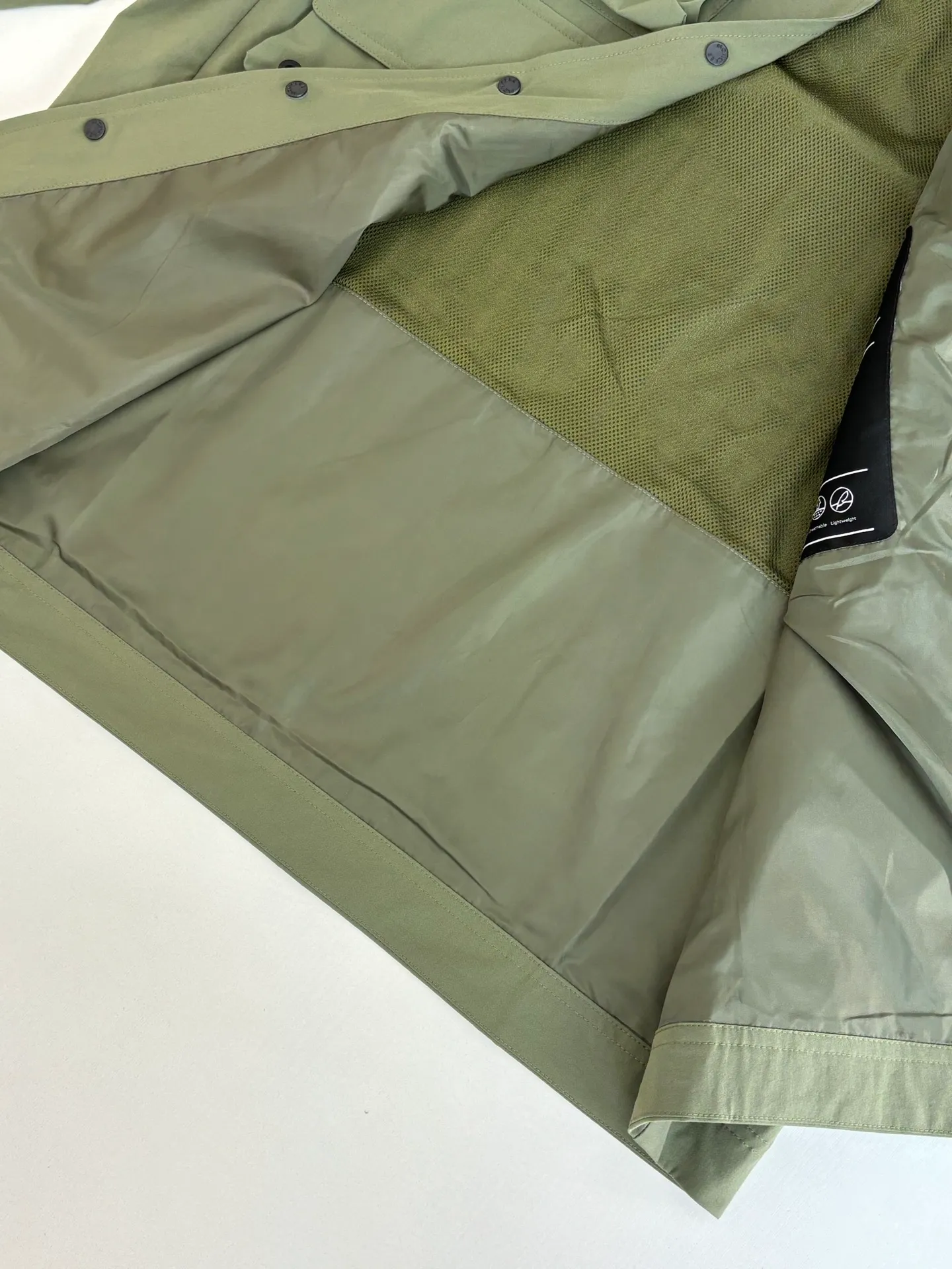 P650 Moncle*/Mask Grenoble functional outdoor zippered jacket with adjustable sleeves. Custom-dyed double-stretch mercerized poplin. Custom-dyed soft mesh pongee. Excellent texture. Comfortable and close to the skin. Dark green inspired by plant texture. The color is taken from sage leaves soaked in morning dew. Precise narrative of functional pocket system. Functional and aesthetic balance. Iconic Moncler logo appears on the sleeves, fully recognizable. The triangular logo of the same color is hidden into the fabric texture like a mark in the undercurrent of the deep sea. It is extremely invisible and visible. The detachable sleeve design allows for diversified outfits. Size: 1/2/3/4