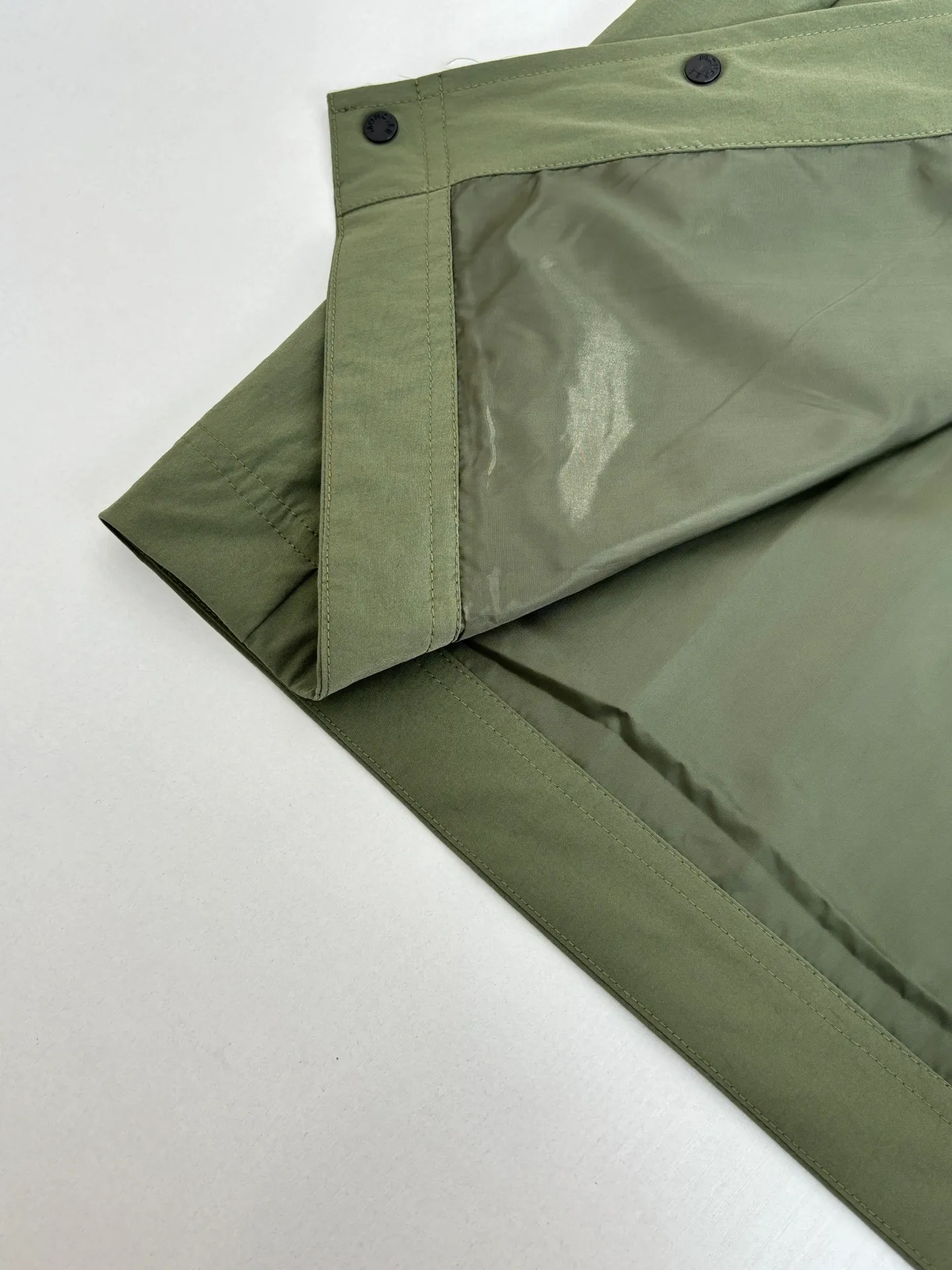 P650 Moncle*/Mask Grenoble functional outdoor zippered jacket with adjustable sleeves. Custom-dyed double-stretch mercerized poplin. Custom-dyed soft mesh pongee. Excellent texture. Comfortable and close to the skin. Dark green inspired by plant texture. The color is taken from sage leaves soaked in morning dew. Precise narrative of functional pocket system. Functional and aesthetic balance. Iconic Moncler logo appears on the sleeves, fully recognizable. The triangular logo of the same color is hidden into the fabric texture like a mark in the undercurrent of the deep sea. It is extremely invisible and visible. The detachable sleeve design allows for diversified outfits. Size: 1/2/3/4