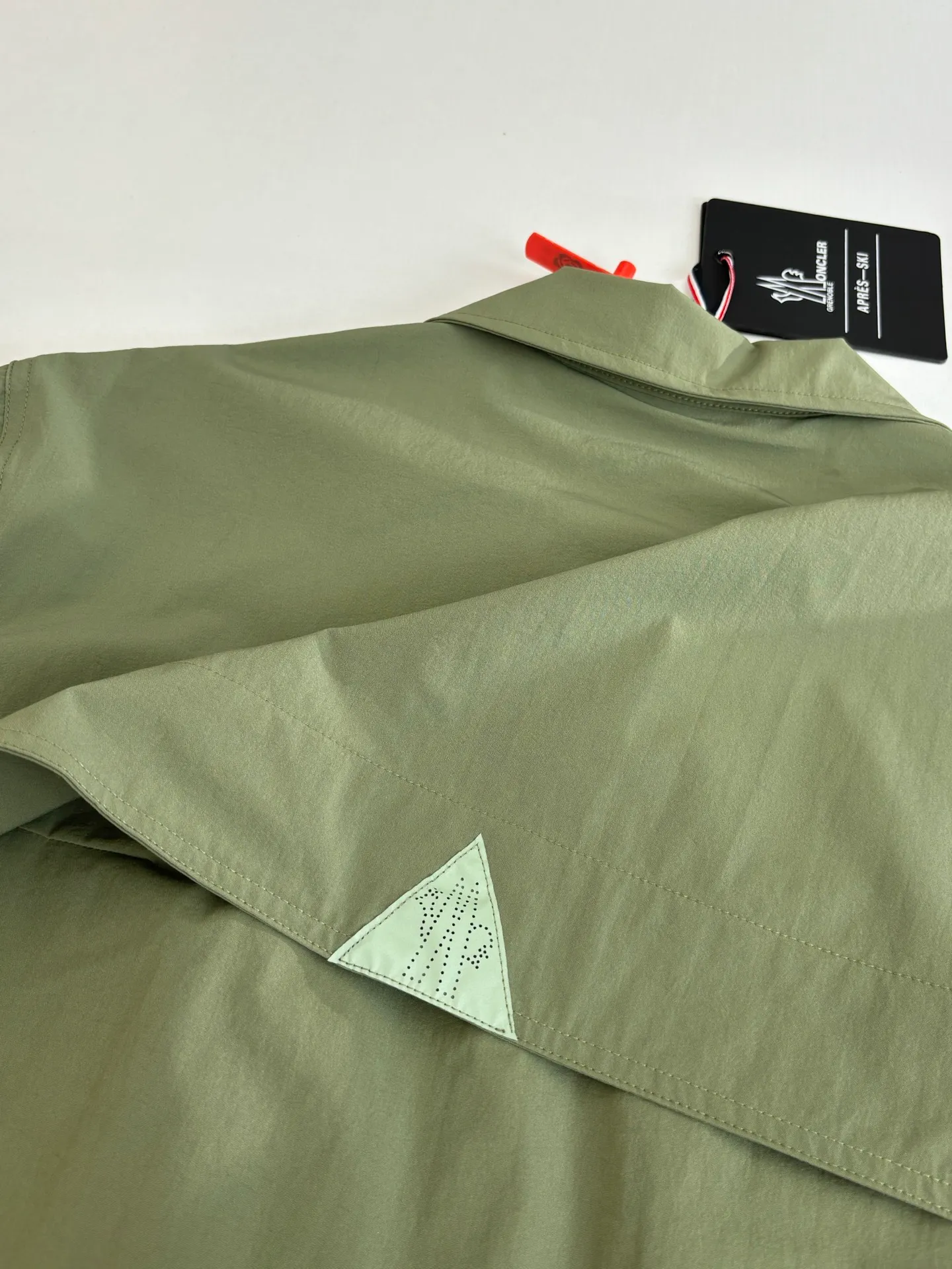 P650 Moncle*/Mask Grenoble functional outdoor zippered jacket with adjustable sleeves. Custom-dyed double-stretch mercerized poplin. Custom-dyed soft mesh pongee. Excellent texture. Comfortable and close to the skin. Dark green inspired by plant texture. The color is taken from sage leaves soaked in morning dew. Precise narrative of functional pocket system. Functional and aesthetic balance. Iconic Moncler logo appears on the sleeves, fully recognizable. The triangular logo of the same color is hidden into the fabric texture like a mark in the undercurrent of the deep sea. It is extremely invisible and visible. The detachable sleeve design allows for diversified outfits. Size: 1/2/3/4