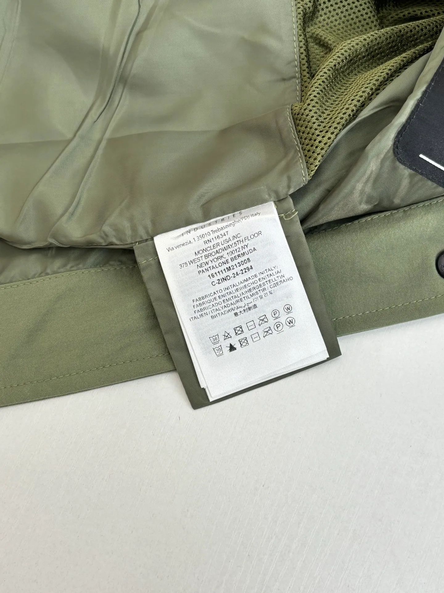 P650 Moncle*/Mask Grenoble functional outdoor zippered jacket with adjustable sleeves. Custom-dyed double-stretch mercerized poplin. Custom-dyed soft mesh pongee. Excellent texture. Comfortable and close to the skin. Dark green inspired by plant texture. The color is taken from sage leaves soaked in morning dew. Precise narrative of functional pocket system. Functional and aesthetic balance. Iconic Moncler logo appears on the sleeves, fully recognizable. The triangular logo of the same color is hidden into the fabric texture like a mark in the undercurrent of the deep sea. It is extremely invisible and visible. The detachable sleeve design allows for diversified outfits. Size: 1/2/3/4