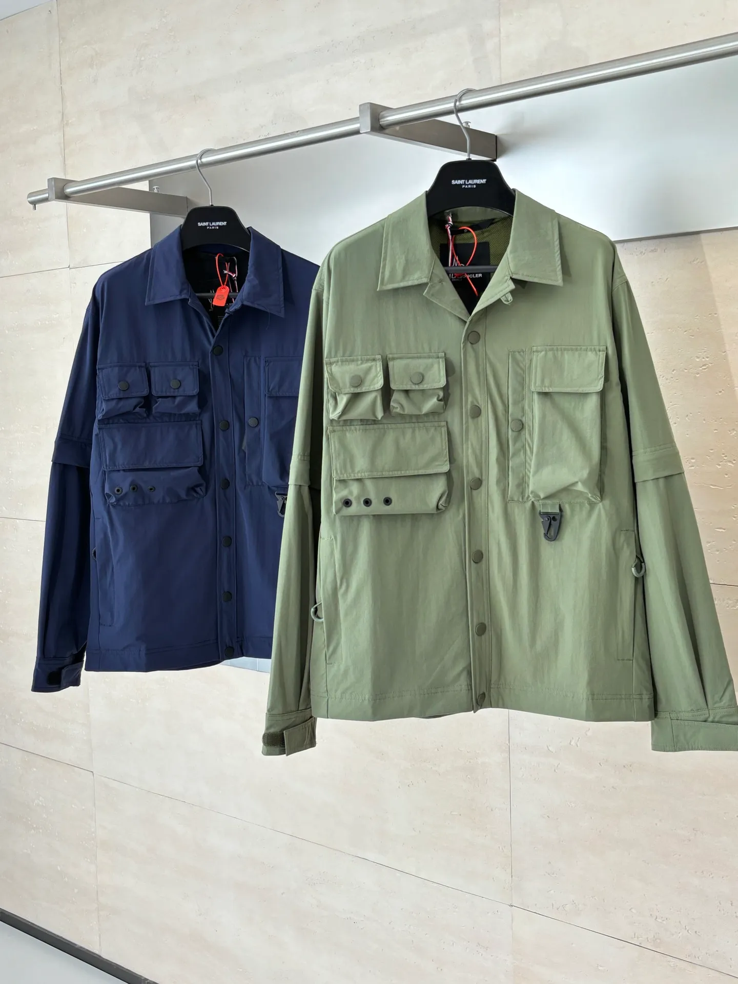 P650 Moncle*/Mask Grenoble functional outdoor zippered jacket with adjustable sleeves. Custom-dyed double-stretch mercerized poplin. Custom-dyed soft mesh pongee. Excellent texture. Comfortable and close to the skin. Dark green inspired by plant texture. The color is taken from sage leaves soaked in morning dew. Precise narrative of functional pocket system. Functional and aesthetic balance. Iconic Moncler logo appears on the sleeves, fully recognizable. The triangular logo of the same color is hidden into the fabric texture like a mark in the undercurrent of the deep sea. It is extremely invisible and visible. The detachable sleeve design allows for diversified outfits. Size: 1/2/3/4