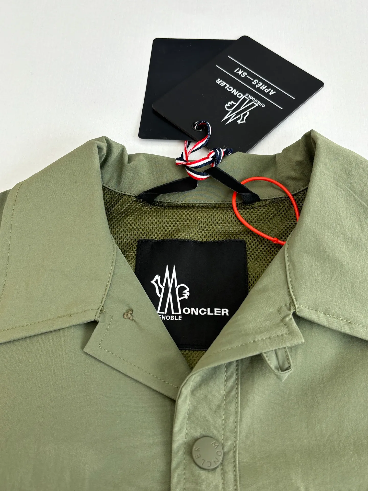 P650 Moncle*/Mask Grenoble functional outdoor zippered jacket with adjustable sleeves. Custom-dyed double-stretch mercerized poplin. Custom-dyed soft mesh pongee. Excellent texture. Comfortable and close to the skin. Dark green inspired by plant texture. The color is taken from sage leaves soaked in morning dew. Precise narrative of functional pocket system. Functional and aesthetic balance. Iconic Moncler logo appears on the sleeves, fully recognizable. The triangular logo of the same color is hidden into the fabric texture like a mark in the undercurrent of the deep sea. It is extremely invisible and visible. The detachable sleeve design allows for diversified outfits. Size: 1/2/3/4