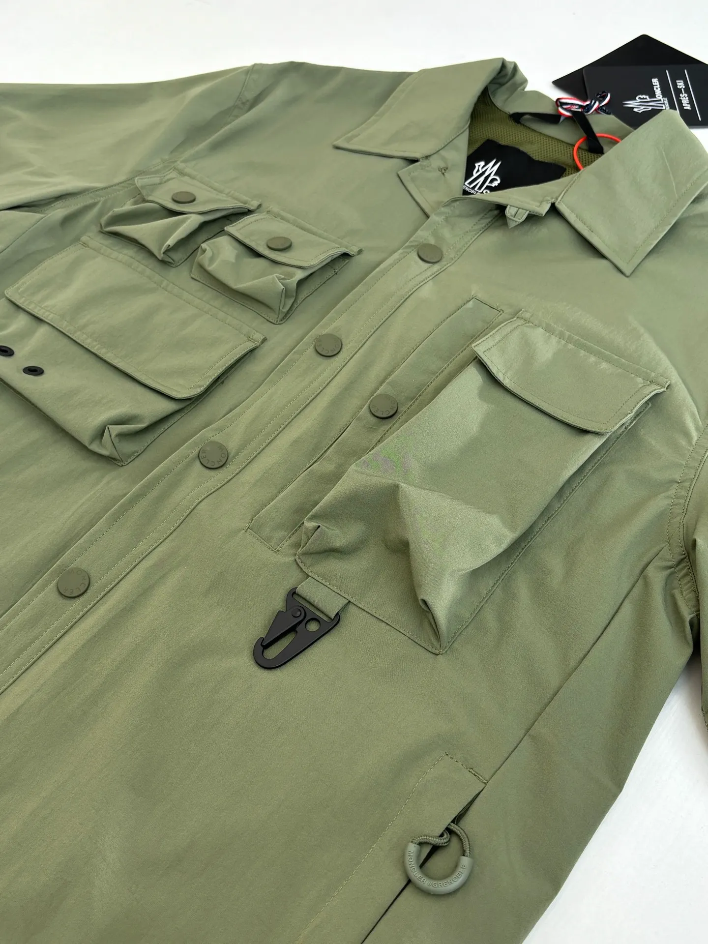 P650 Moncle*/Mask Grenoble functional outdoor zippered jacket with adjustable sleeves. Custom-dyed double-stretch mercerized poplin. Custom-dyed soft mesh pongee. Excellent texture. Comfortable and close to the skin. Dark green inspired by plant texture. The color is taken from sage leaves soaked in morning dew. Precise narrative of functional pocket system. Functional and aesthetic balance. Iconic Moncler logo appears on the sleeves, fully recognizable. The triangular logo of the same color is hidden into the fabric texture like a mark in the undercurrent of the deep sea. It is extremely invisible and visible. The detachable sleeve design allows for diversified outfits. Size: 1/2/3/4