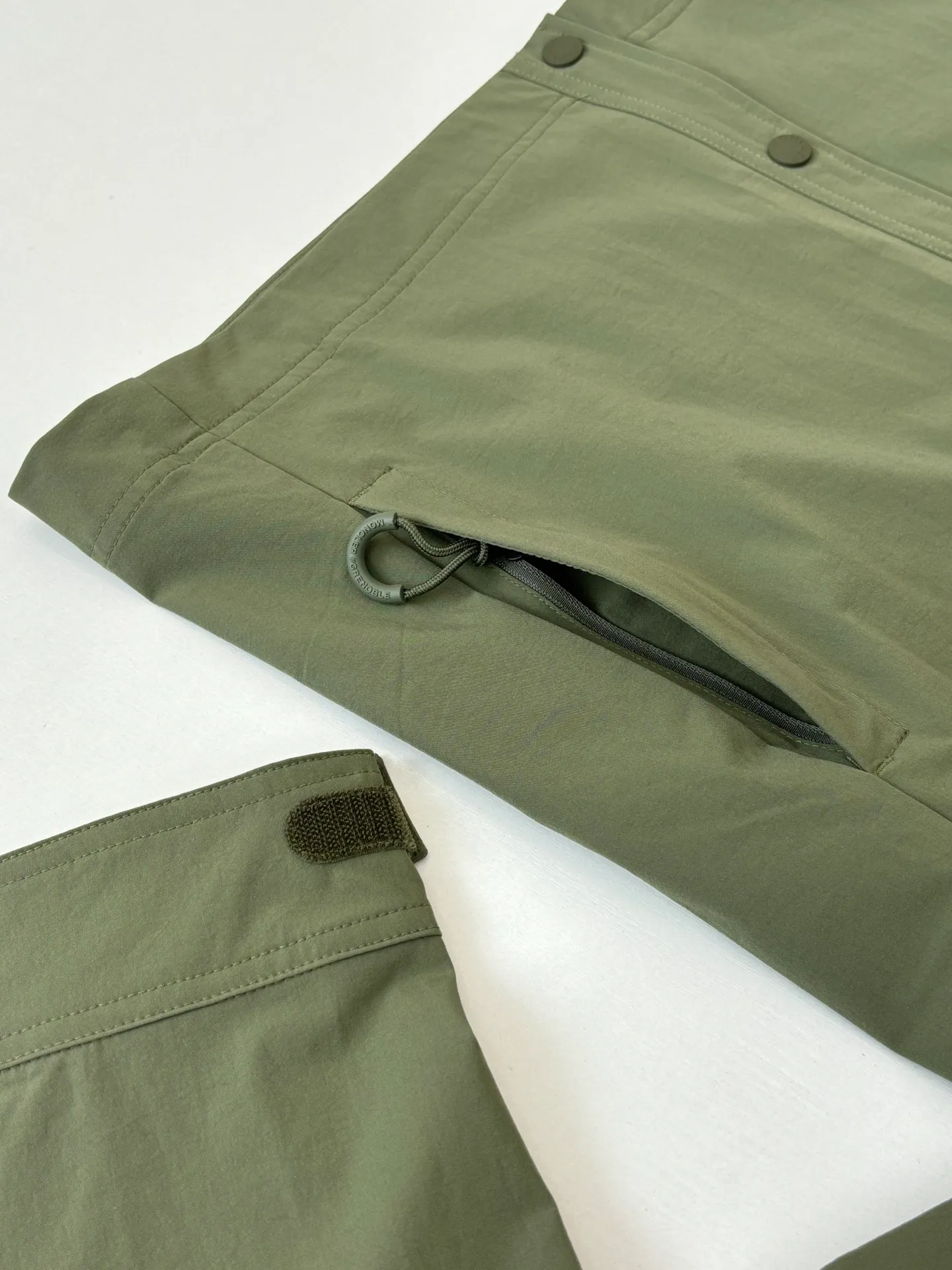 P650 Moncle*/Mask Grenoble functional outdoor zippered jacket with adjustable sleeves. Custom-dyed double-stretch mercerized poplin. Custom-dyed soft mesh pongee. Excellent texture. Comfortable and close to the skin. Dark green inspired by plant texture. The color is taken from sage leaves soaked in morning dew. Precise narrative of functional pocket system. Functional and aesthetic balance. Iconic Moncler logo appears on the sleeves, fully recognizable. The triangular logo of the same color is hidden into the fabric texture like a mark in the undercurrent of the deep sea. It is extremely invisible and visible. The detachable sleeve design allows for diversified outfits. Size: 1/2/3/4