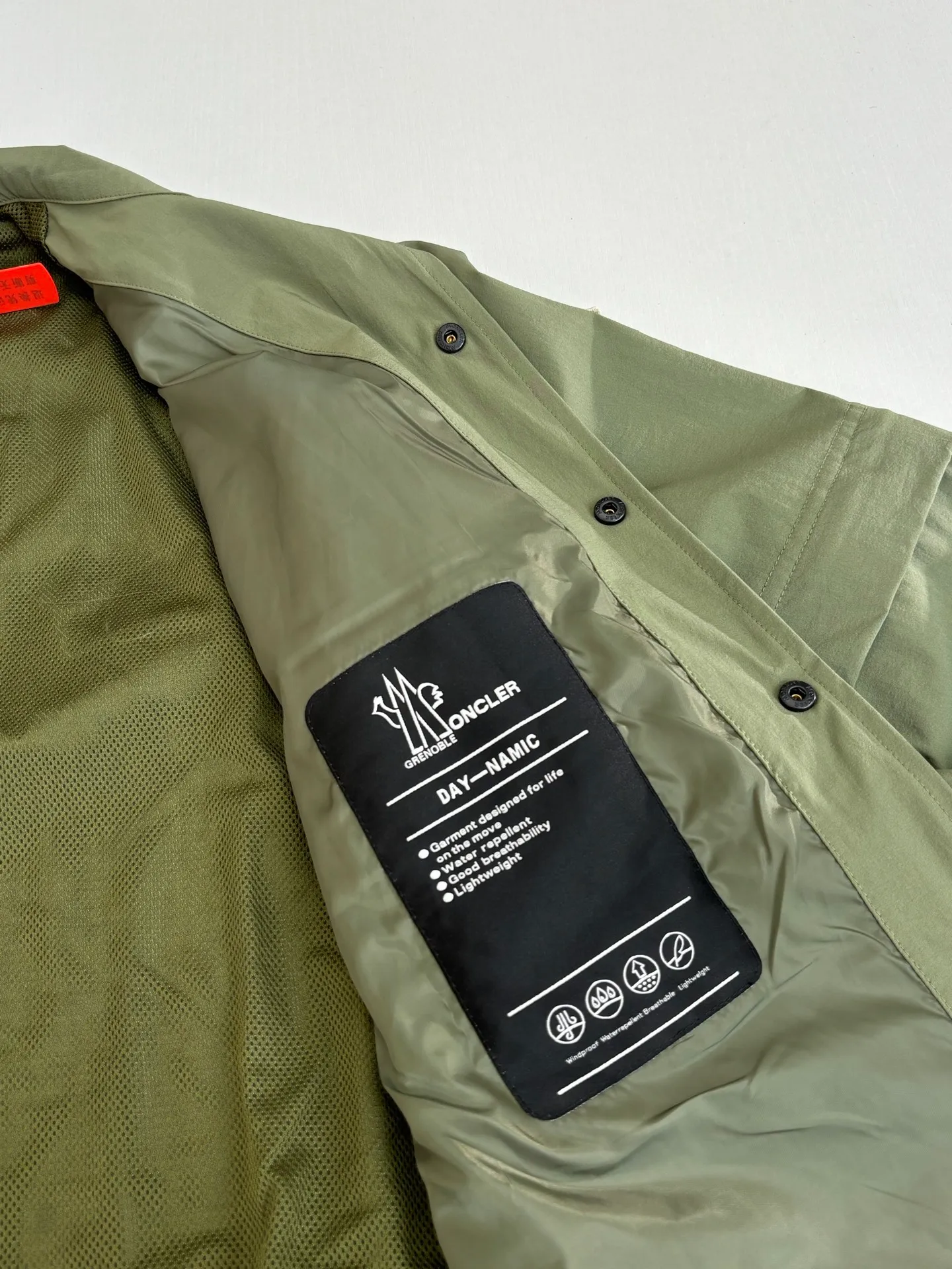 P650 Moncle*/Mask Grenoble functional outdoor zippered jacket with adjustable sleeves. Custom-dyed double-stretch mercerized poplin. Custom-dyed soft mesh pongee. Excellent texture. Comfortable and close to the skin. Dark green inspired by plant texture. The color is taken from sage leaves soaked in morning dew. Precise narrative of functional pocket system. Functional and aesthetic balance. Iconic Moncler logo appears on the sleeves, fully recognizable. The triangular logo of the same color is hidden into the fabric texture like a mark in the undercurrent of the deep sea. It is extremely invisible and visible. The detachable sleeve design allows for diversified outfits. Size: 1/2/3/4