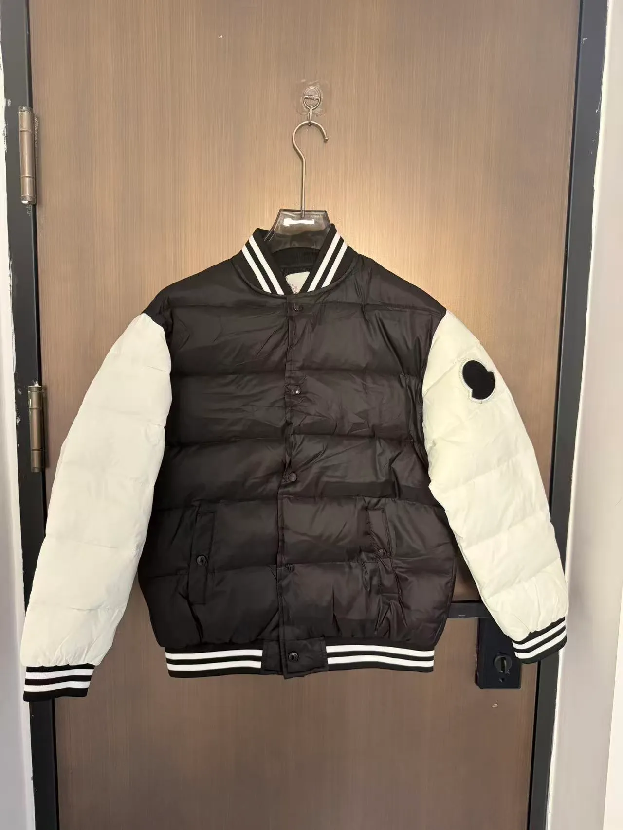 P490 Moncler masked BEAUFORTAIN black and white stitching bomber jacket down jacket 🇷🇺 top version for couples black Size: 1~4 yards 🌘purchased on sale💰19640, original mold opening, version alignment, different currency! A very versatile stand-collar down jacket, suitable for both men and women!  🌘90 white goose down filling, 100% polyester fiber original fabric, unmatched luster and texture!  🌘Three standards, details, accessories, hardware, self-observation actual photos, not much copywriting, only with hard work can I have the confidence to take such high-definition photos!