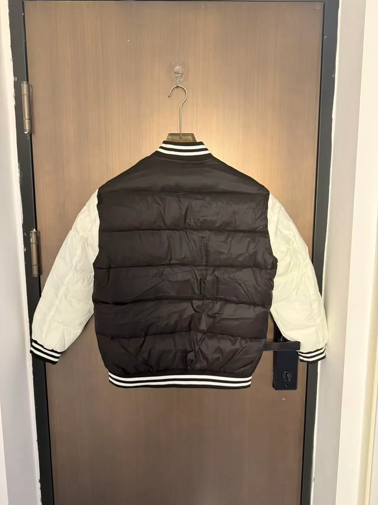 P490 Moncler masked BEAUFORTAIN black and white stitching bomber jacket down jacket 🇷🇺 top version for couples black Size: 1~4 yards 🌘purchased on sale💰19640, original mold opening, version alignment, different currency! A very versatile stand-collar down jacket, suitable for both men and women!  🌘90 white goose down filling, 100% polyester fiber original fabric, unmatched luster and texture!  🌘Three standards, details, accessories, hardware, self-observation actual photos, not much copywriting, only with hard work can I have the confidence to take such high-definition photos!