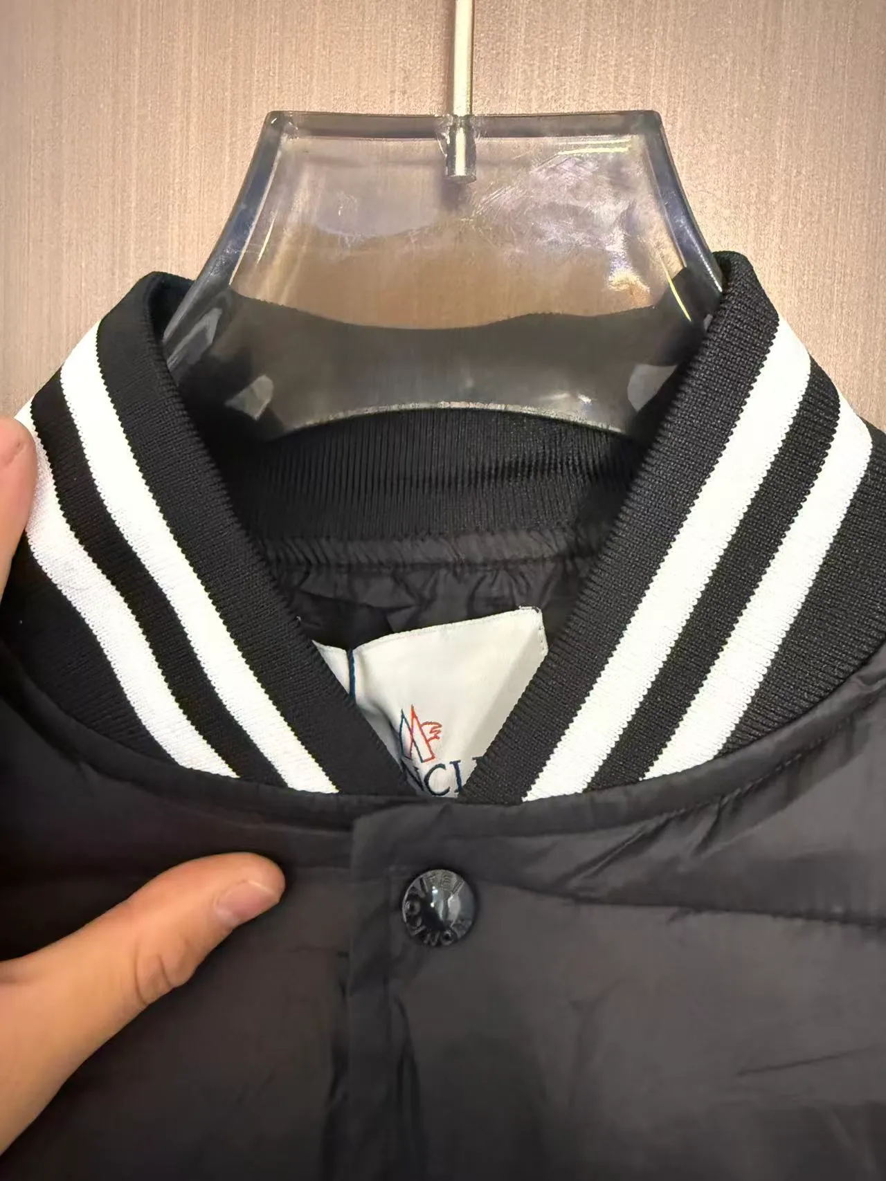 P490 Moncler masked BEAUFORTAIN black and white stitching bomber jacket down jacket 🇷🇺 top version for couples black Size: 1~4 yards 🌘purchased on sale💰19640, original mold opening, version alignment, different currency! A very versatile stand-collar down jacket, suitable for both men and women!  🌘90 white goose down filling, 100% polyester fiber original fabric, unmatched luster and texture!  🌘Three standards, details, accessories, hardware, self-observation actual photos, not much copywriting, only with hard work can I have the confidence to take such high-definition photos!