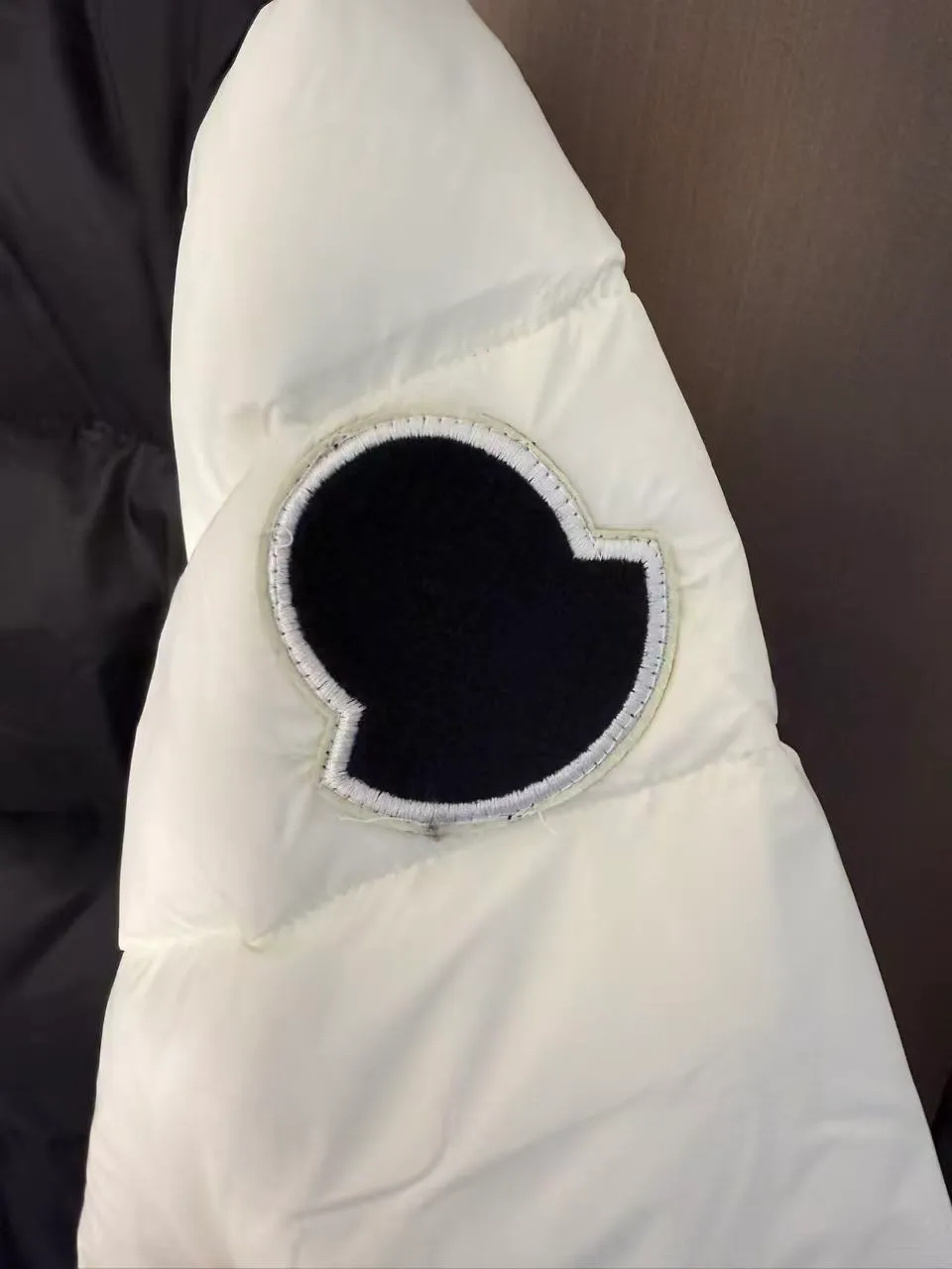 P490 Moncler masked BEAUFORTAIN black and white stitching bomber jacket down jacket 🇷🇺 top version for couples black Size: 1~4 yards 🌘purchased on sale💰19640, original mold opening, version alignment, different currency! A very versatile stand-collar down jacket, suitable for both men and women!  🌘90 white goose down filling, 100% polyester fiber original fabric, unmatched luster and texture!  🌘Three standards, details, accessories, hardware, self-observation actual photos, not much copywriting, only with hard work can I have the confidence to take such high-definition photos!