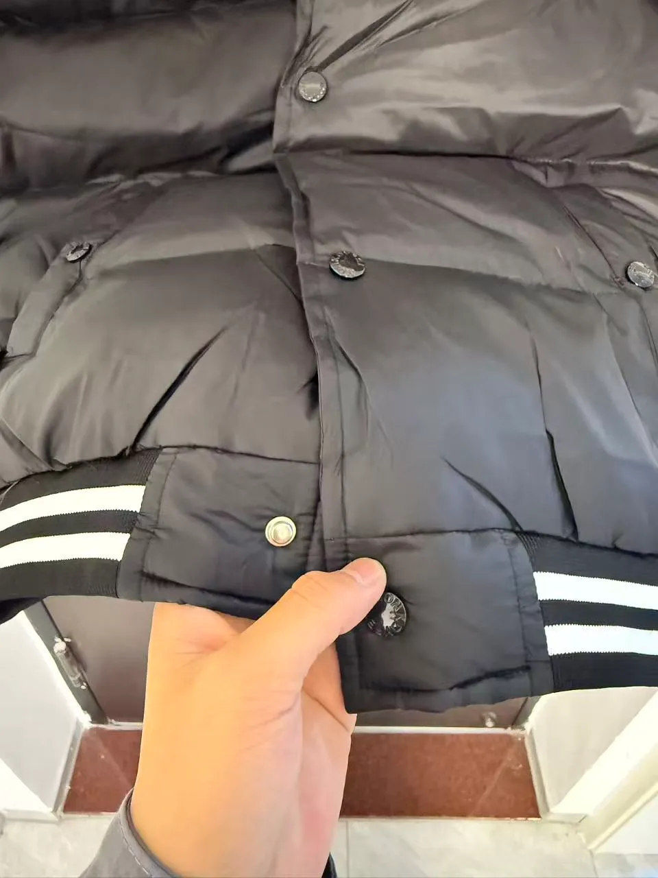 P490 Moncler masked BEAUFORTAIN black and white stitching bomber jacket down jacket 🇷🇺 top version for couples black Size: 1~4 yards 🌘purchased on sale💰19640, original mold opening, version alignment, different currency! A very versatile stand-collar down jacket, suitable for both men and women!  🌘90 white goose down filling, 100% polyester fiber original fabric, unmatched luster and texture!  🌘Three standards, details, accessories, hardware, self-observation actual photos, not much copywriting, only with hard work can I have the confidence to take such high-definition photos!