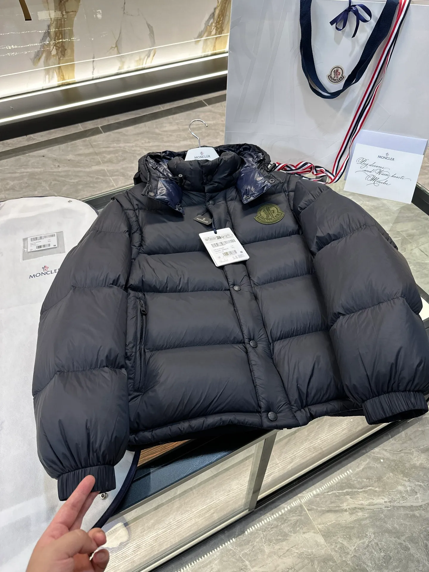 P900 Moncler Cyclone 2-in-1 down jacket. Real-shot video display. One piece of clothing can be worn in multiple ways. More details are displayed.