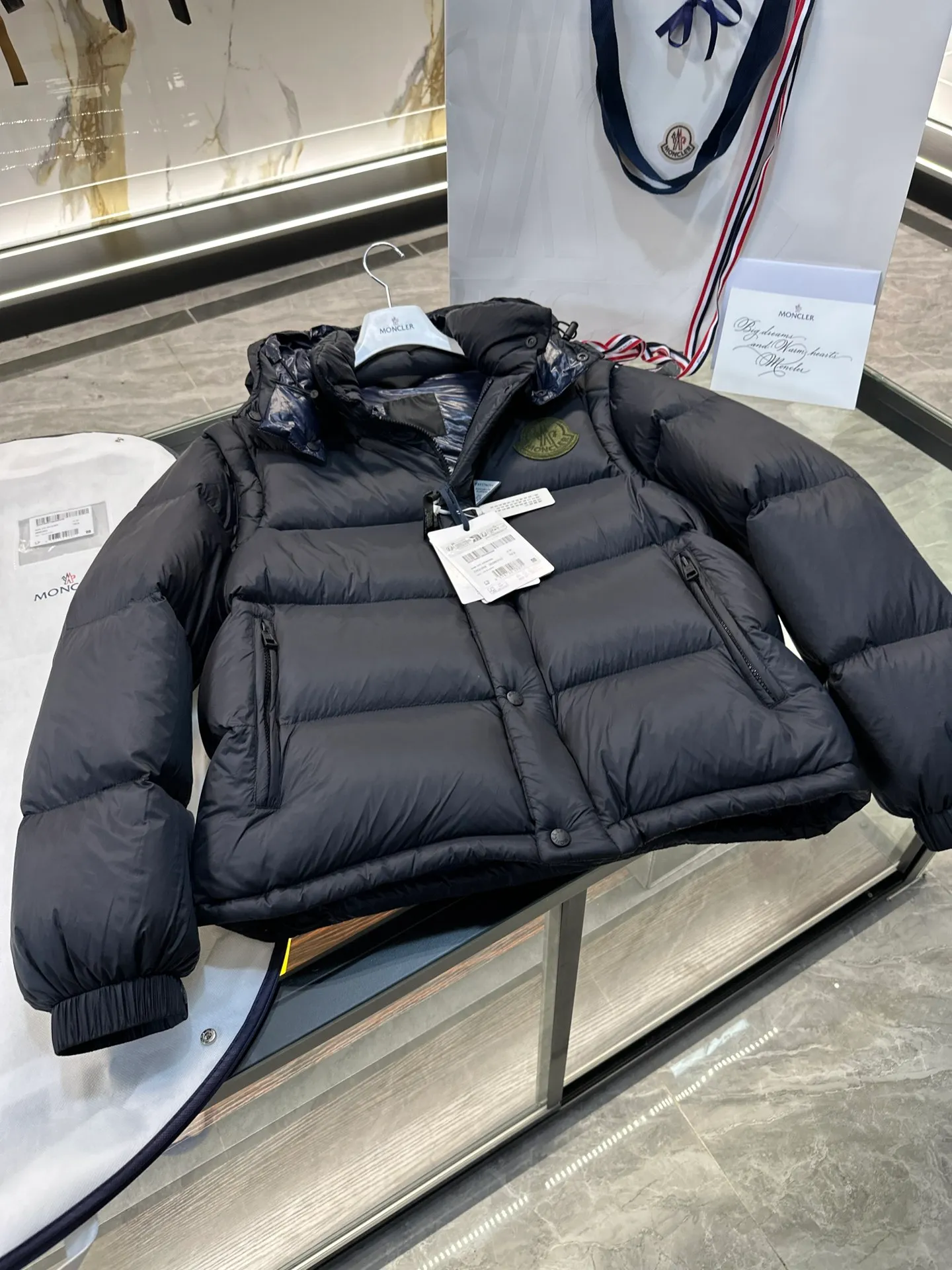 P900 Moncler Cyclone 2-in-1 down jacket. Real-shot video display. One piece of clothing can be worn in multiple ways. More details are displayed.