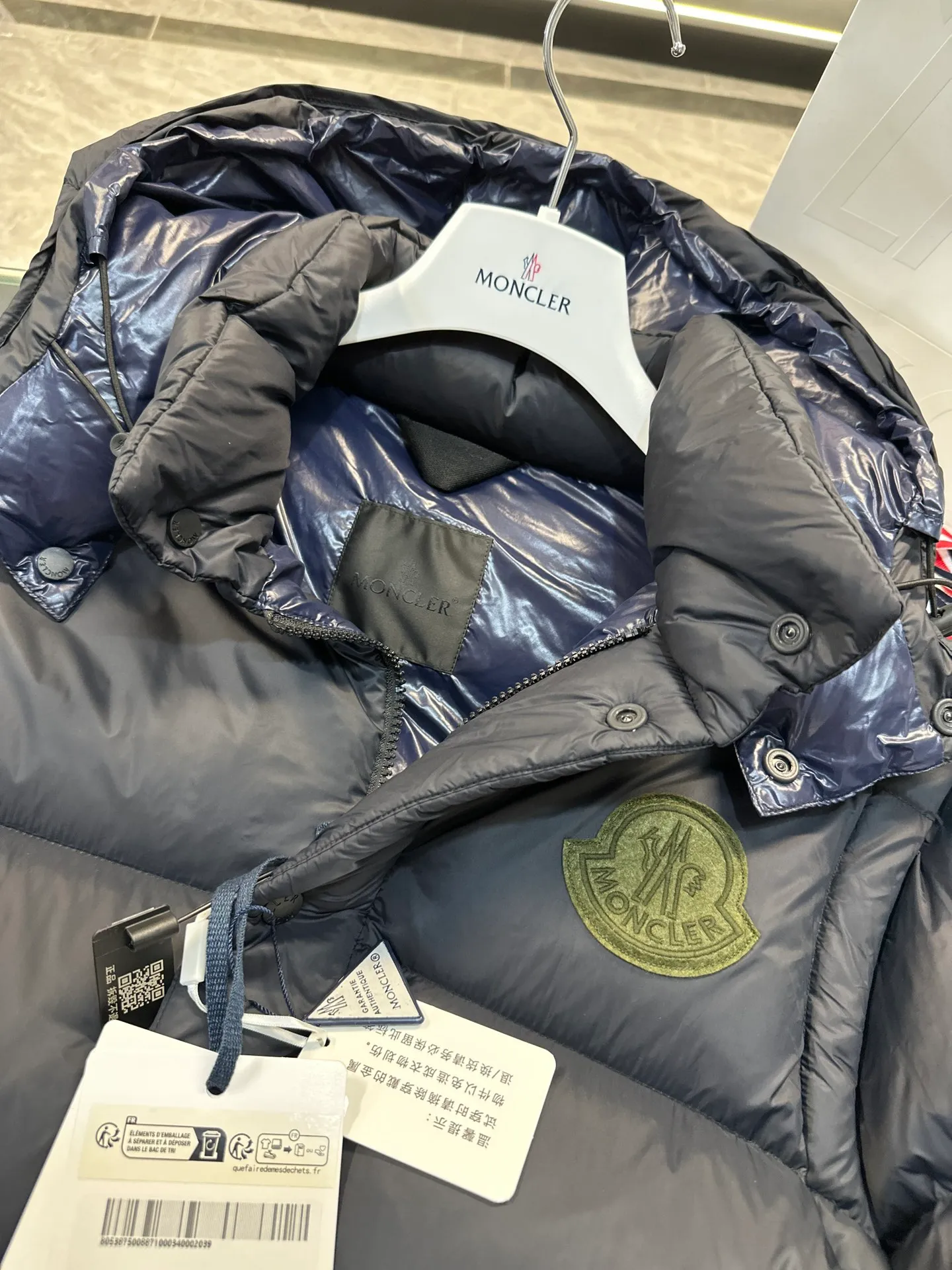 P900 Moncler Cyclone 2-in-1 down jacket. Real-shot video display. One piece of clothing can be worn in multiple ways. More details are displayed.