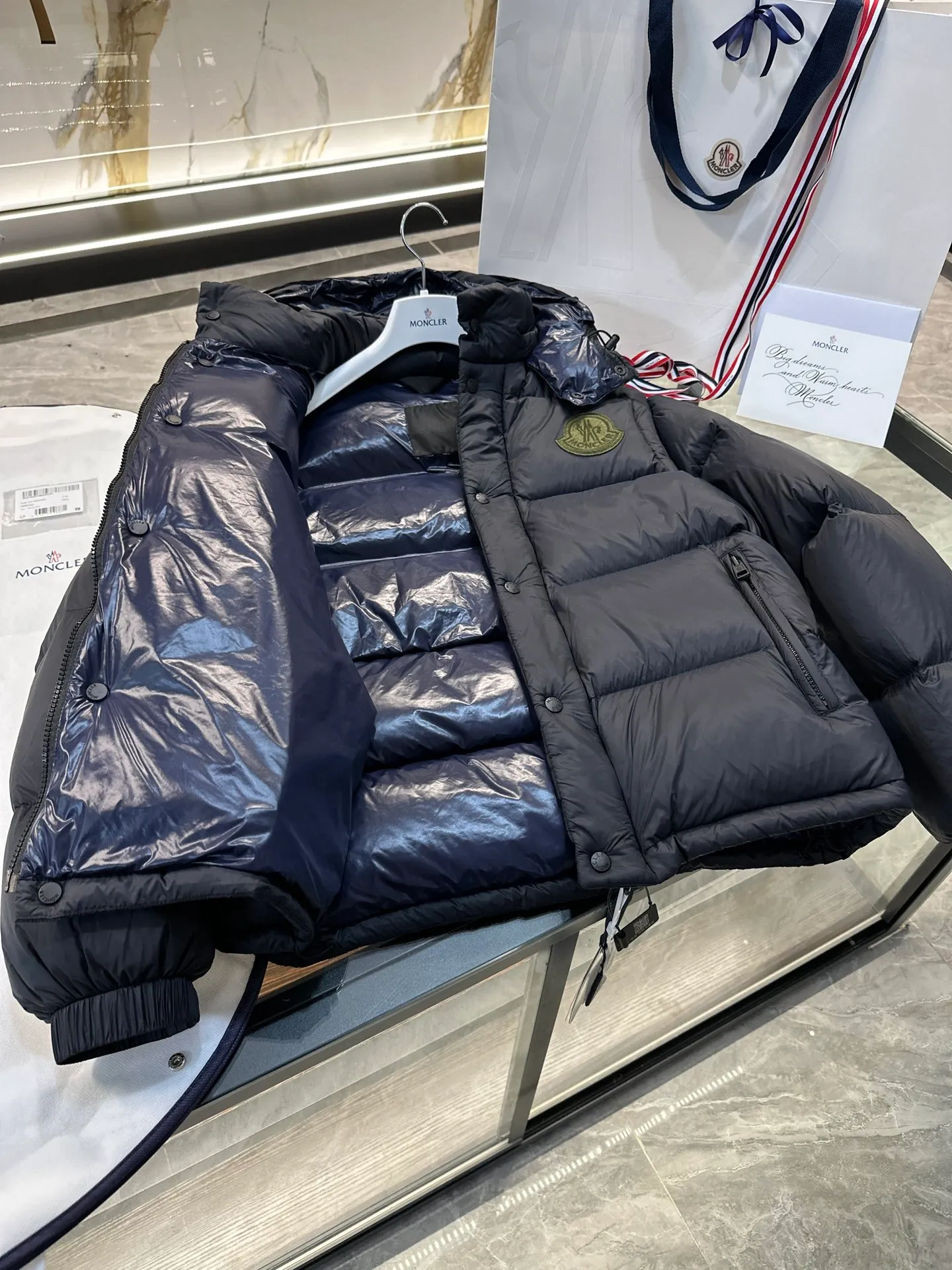 P900 Moncler Cyclone 2-in-1 down jacket. Real-shot video display. One piece of clothing can be worn in multiple ways. More details are displayed.