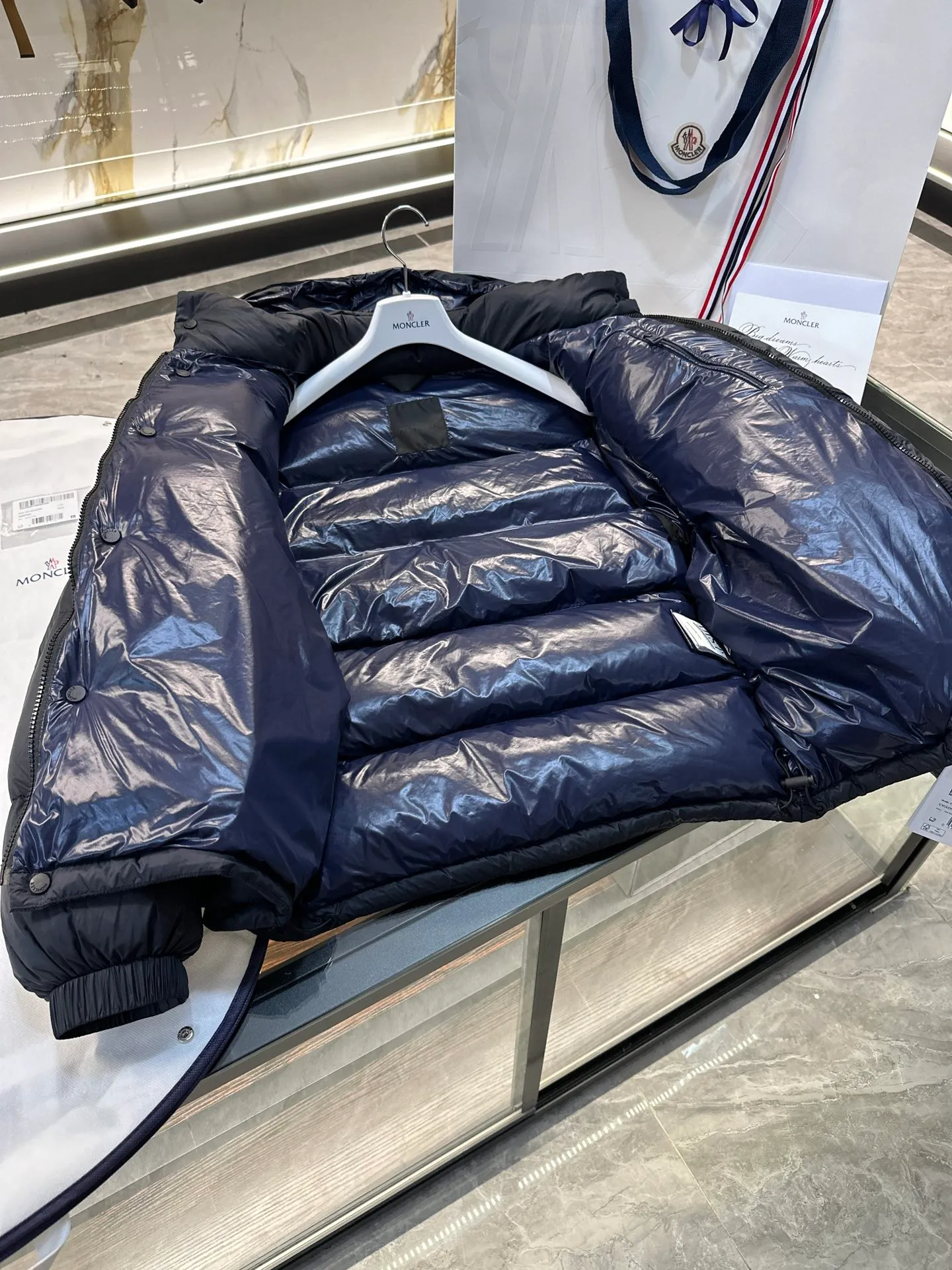 P900 Moncler Cyclone 2-in-1 down jacket. Real-shot video display. One piece of clothing can be worn in multiple ways. More details are displayed.