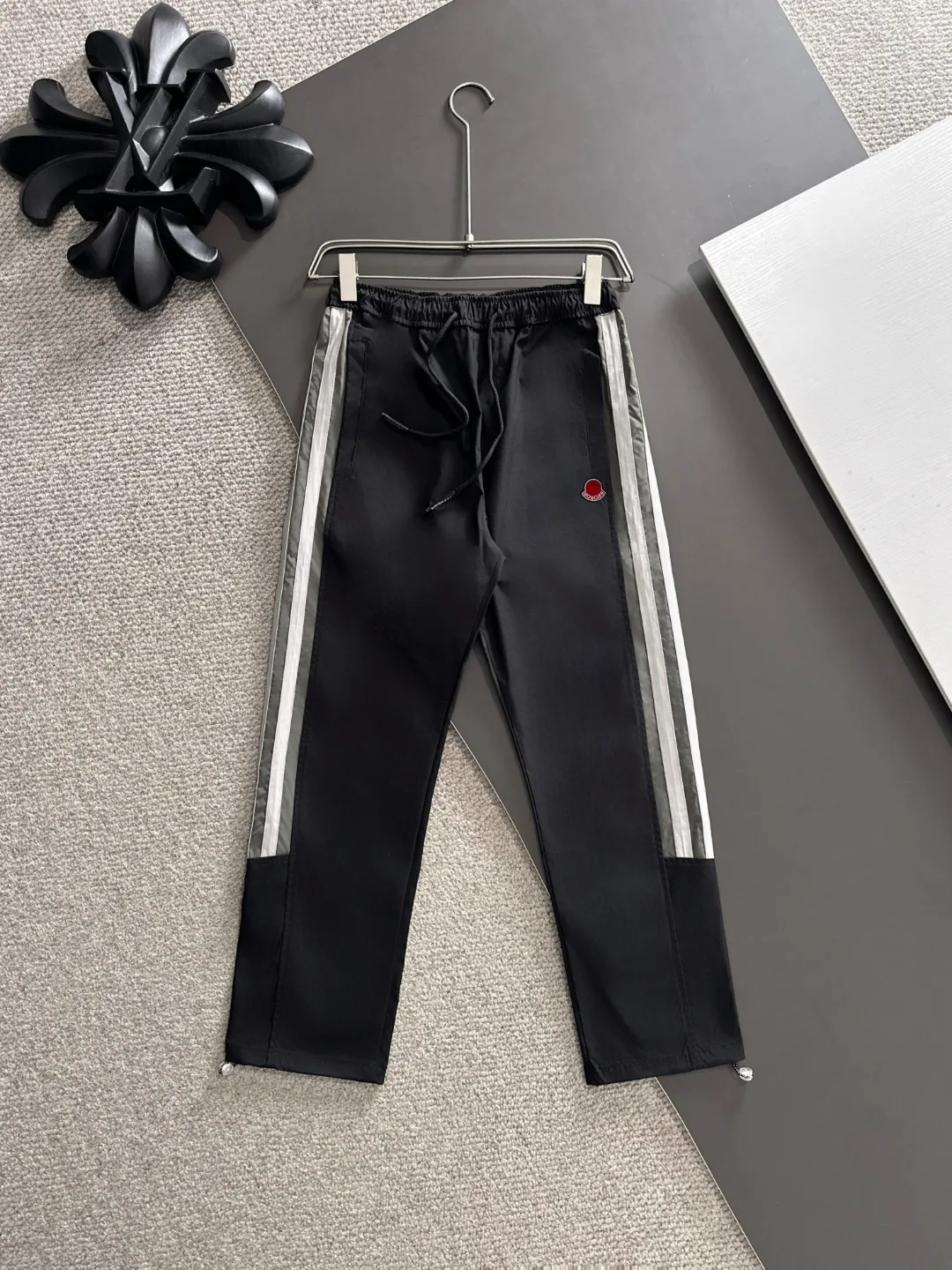 Next day shipping P720 MONCLER/Balenciaga high quality 2025 autumn and winter new casual heavy industry suit exclusively developed by yb! High quality production! The top version of the trading company channel order, external orders for imported custom fabrics, high breathability and comfort, impeccable details, absolutely worth buying! This type of suit is also a must-have for lazy people. You don’t have to think about how to match it, you can just get it in one set! Brand element design concept, delicate and soft feel! It presents a casual cut and the upper body shape is great! On sale simultaneously on the official website! From a high-end men's positioning brand, the low-key luxury taste is irresistible! Exquisite workmanship and impeccable quality! The overall style is simple, fashionable and timeless, fully meeting the requirements of stylish and tasteful dressing! Size: M to 5XL (or state your height and weight when placing an order)