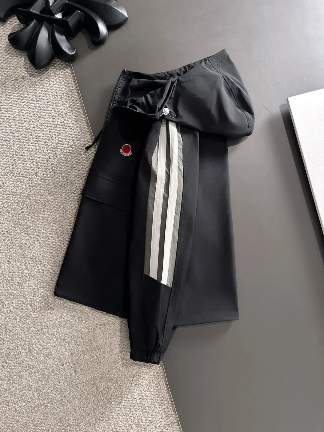 Next day shipping P720 MONCLER/Balenciaga high quality 2025 autumn and winter new casual heavy industry suit exclusively developed by yb! High quality production! The top version of the trading company channel order, external orders for imported custom fabrics, high breathability and comfort, impeccable details, absolutely worth buying! This type of suit is also a must-have for lazy people. You don’t have to think about how to match it, you can just get it in one set! Brand element design concept, delicate and soft feel! It presents a casual cut and the upper body shape is great! On sale simultaneously on the official website! From a high-end men's positioning brand, the low-key luxury taste is irresistible! Exquisite workmanship and impeccable quality! The overall style is simple, fashionable and timeless, fully meeting the requirements of stylish and tasteful dressing! Size: M to 5XL (or state your height and weight when placing an order)