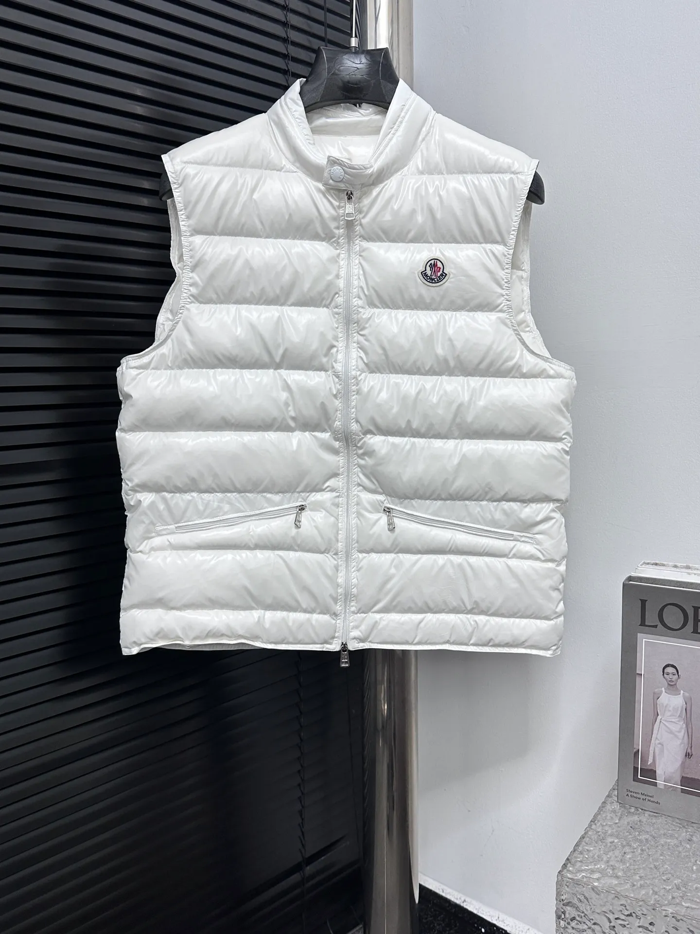P580 [Moncler] Moncler’s premium stand-up collar is back! Mon Autumn and winter new evergreen series classic Maya model! The most sought-after and popular series in the classic main line, over-the-counter and official purchases are basically based on rush. This year's Maya has improved on the basis of previous classics. The most intuitive thing is the fabric. The latest high-end customized shiny nylon is completely the same as the original. The fabric details and hardware are truly the same as the original. Hot models are destined to be mixed with good and bad. Please feel free to compare and the quality of the sincere work can be judged! A timeless classic product, we sincerely invite all fans to interpret and explore this product together. This will definitely be the best decision you have ever made! Details: Super smooth two-way zipper, the zipper and color remain the same. Detachable oversized windproof down hood, connected with five snap buttons of the same color. One circle is designed with an adjustable elastic drawstring, making you feel safe in the wind or snow. The two sides are designed with diagonal closed pockets, which not only meet the needs of carrying things but also keep your hands warm. There are also pockets on the chest and sleeves inside, which is thoughtful for those who don’t like it. Size: 1-6