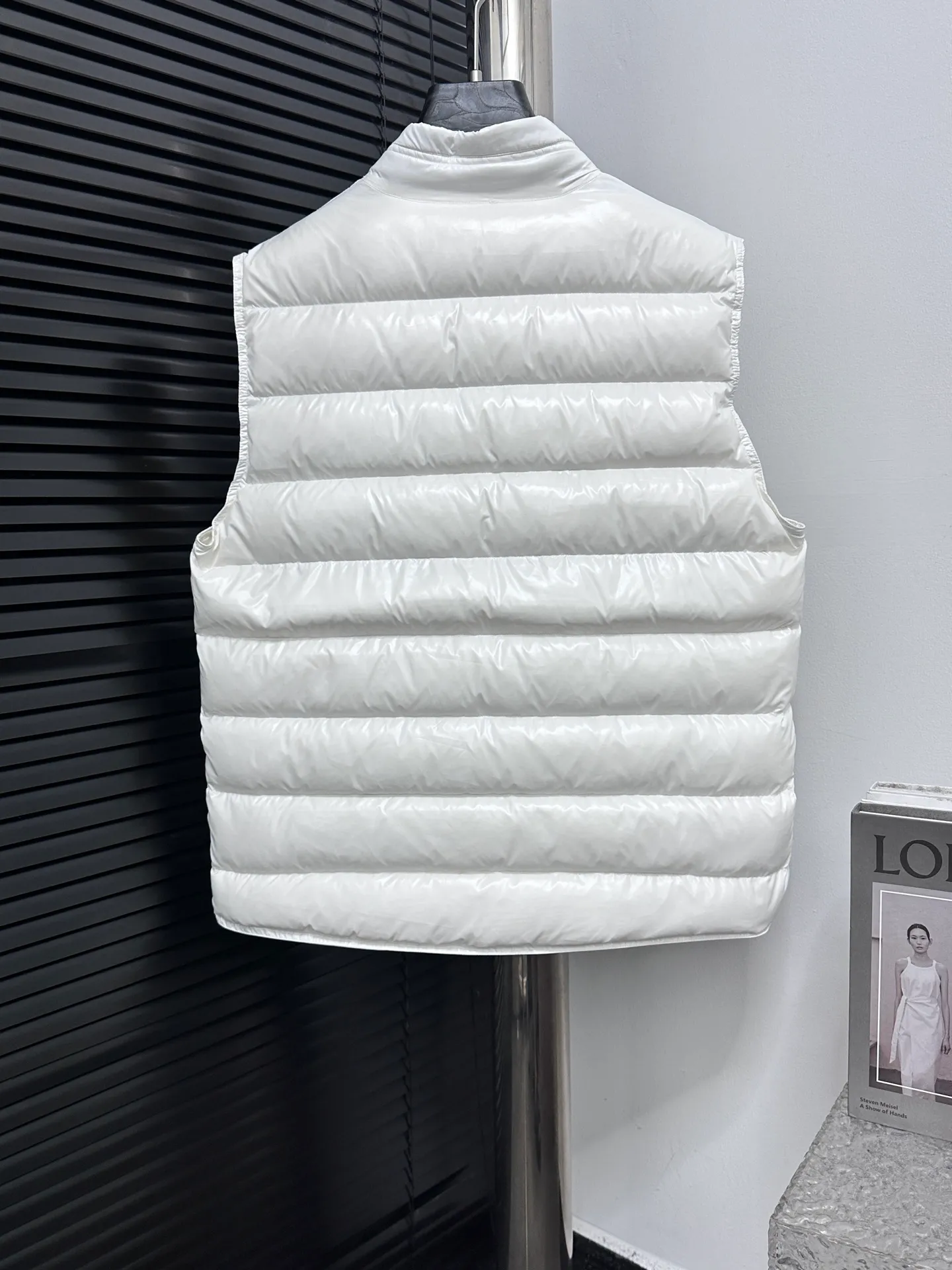 P580 [Moncler] Moncler’s premium stand-up collar is back! Mon Autumn and winter new evergreen series classic Maya model! The most sought-after and popular series in the classic main line, over-the-counter and official purchases are basically based on rush. This year's Maya has improved on the basis of previous classics. The most intuitive thing is the fabric. The latest high-end customized shiny nylon is completely the same as the original. The fabric details and hardware are truly the same as the original. Hot models are destined to be mixed with good and bad. Please feel free to compare and the quality of the sincere work can be judged! A timeless classic product, we sincerely invite all fans to interpret and explore this product together. This will definitely be the best decision you have ever made! Details: Super smooth two-way zipper, the zipper and color remain the same. Detachable oversized windproof down hood, connected with five snap buttons of the same color. One circle is designed with an adjustable elastic drawstring, making you feel safe in the wind or snow. The two sides are designed with diagonal closed pockets, which not only meet the needs of carrying things but also keep your hands warm. There are also pockets on the chest and sleeves inside, which is thoughtful for those who don’t like it. Size: 1-6