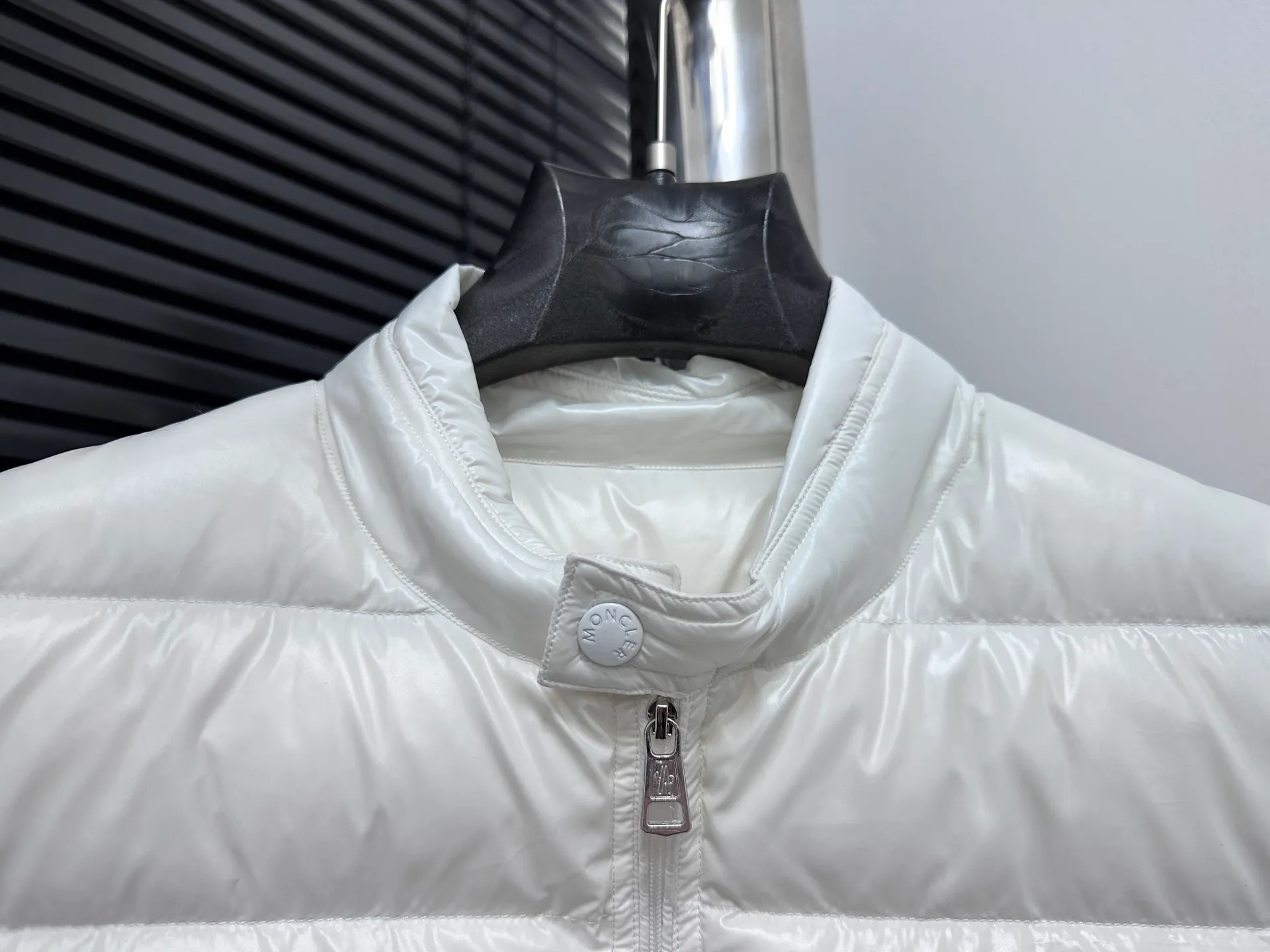 P580 [Moncler] Moncler’s premium stand-up collar is back! Mon Autumn and winter new evergreen series classic Maya model! The most sought-after and popular series in the classic main line, over-the-counter and official purchases are basically based on rush. This year's Maya has improved on the basis of previous classics. The most intuitive thing is the fabric. The latest high-end customized shiny nylon is completely the same as the original. The fabric details and hardware are truly the same as the original. Hot models are destined to be mixed with good and bad. Please feel free to compare and the quality of the sincere work can be judged! A timeless classic product, we sincerely invite all fans to interpret and explore this product together. This will definitely be the best decision you have ever made! Details: Super smooth two-way zipper, the zipper and color remain the same. Detachable oversized windproof down hood, connected with five snap buttons of the same color. One circle is designed with an adjustable elastic drawstring, making you feel safe in the wind or snow. The two sides are designed with diagonal closed pockets, which not only meet the needs of carrying things but also keep your hands warm. There are also pockets on the chest and sleeves inside, which is thoughtful for those who don’t like it. Size: 1-6
