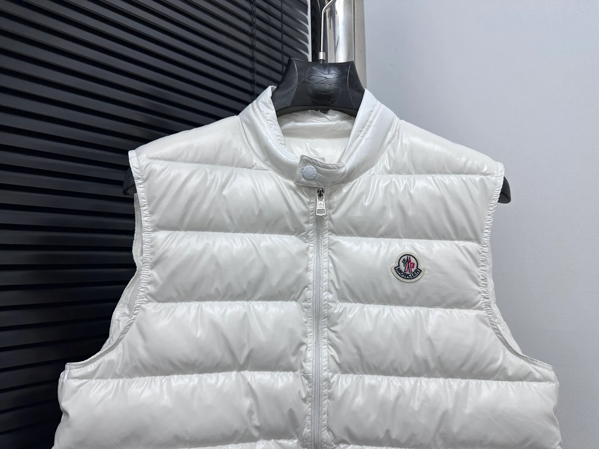 P580 [Moncler] Moncler’s premium stand-up collar is back! Mon Autumn and winter new evergreen series classic Maya model! The most sought-after and popular series in the classic main line, over-the-counter and official purchases are basically based on rush. This year's Maya has improved on the basis of previous classics. The most intuitive thing is the fabric. The latest high-end customized shiny nylon is completely the same as the original. The fabric details and hardware are truly the same as the original. Hot models are destined to be mixed with good and bad. Please feel free to compare and the quality of the sincere work can be judged! A timeless classic product, we sincerely invite all fans to interpret and explore this product together. This will definitely be the best decision you have ever made! Details: Super smooth two-way zipper, the zipper and color remain the same. Detachable oversized windproof down hood, connected with five snap buttons of the same color. One circle is designed with an adjustable elastic drawstring, making you feel safe in the wind or snow. The two sides are designed with diagonal closed pockets, which not only meet the needs of carrying things but also keep your hands warm. There are also pockets on the chest and sleeves inside, which is thoughtful for those who don’t like it. Size: 1-6