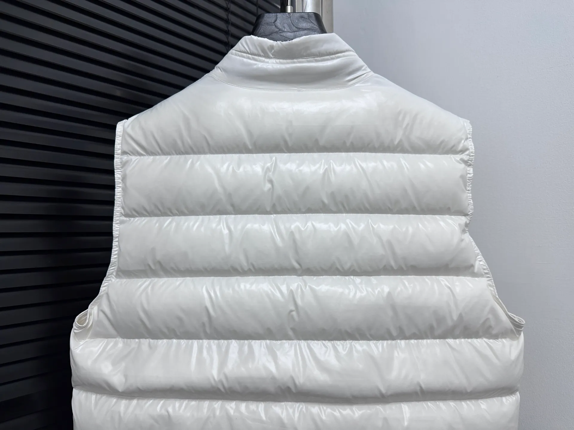 P580 [Moncler] Moncler’s premium stand-up collar is back! Mon Autumn and winter new evergreen series classic Maya model! The most sought-after and popular series in the classic main line, over-the-counter and official purchases are basically based on rush. This year's Maya has improved on the basis of previous classics. The most intuitive thing is the fabric. The latest high-end customized shiny nylon is completely the same as the original. The fabric details and hardware are truly the same as the original. Hot models are destined to be mixed with good and bad. Please feel free to compare and the quality of the sincere work can be judged! A timeless classic product, we sincerely invite all fans to interpret and explore this product together. This will definitely be the best decision you have ever made! Details: Super smooth two-way zipper, the zipper and color remain the same. Detachable oversized windproof down hood, connected with five snap buttons of the same color. One circle is designed with an adjustable elastic drawstring, making you feel safe in the wind or snow. The two sides are designed with diagonal closed pockets, which not only meet the needs of carrying things but also keep your hands warm. There are also pockets on the chest and sleeves inside, which is thoughtful for those who don’t like it. Size: 1-6
