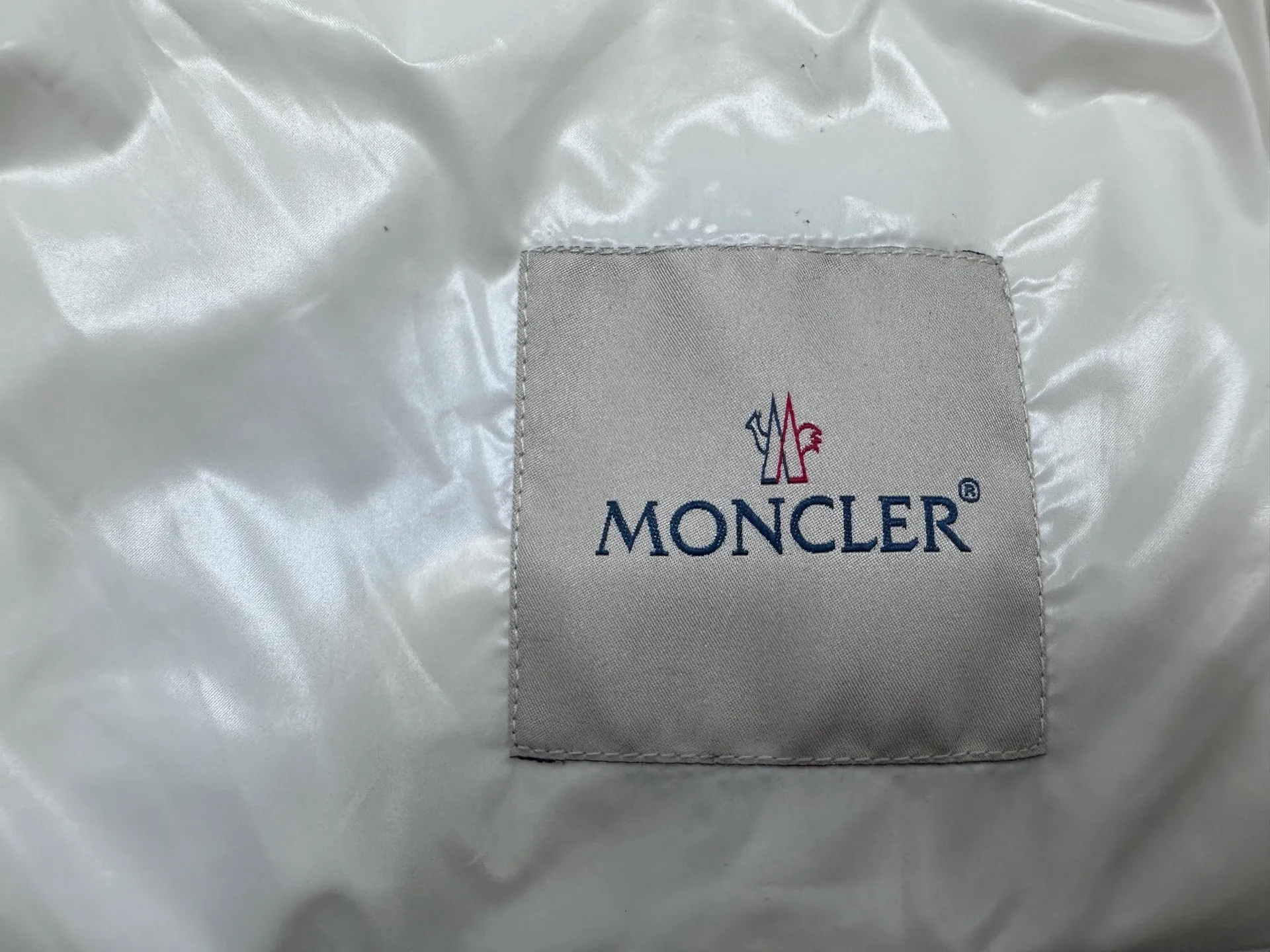 P580 [Moncler] Moncler’s premium stand-up collar is back! Mon Autumn and winter new evergreen series classic Maya model! The most sought-after and popular series in the classic main line, over-the-counter and official purchases are basically based on rush. This year's Maya has improved on the basis of previous classics. The most intuitive thing is the fabric. The latest high-end customized shiny nylon is completely the same as the original. The fabric details and hardware are truly the same as the original. Hot models are destined to be mixed with good and bad. Please feel free to compare and the quality of the sincere work can be judged! A timeless classic product, we sincerely invite all fans to interpret and explore this product together. This will definitely be the best decision you have ever made! Details: Super smooth two-way zipper, the zipper and color remain the same. Detachable oversized windproof down hood, connected with five snap buttons of the same color. One circle is designed with an adjustable elastic drawstring, making you feel safe in the wind or snow. The two sides are designed with diagonal closed pockets, which not only meet the needs of carrying things but also keep your hands warm. There are also pockets on the chest and sleeves inside, which is thoughtful for those who don’t like it. Size: 1-6